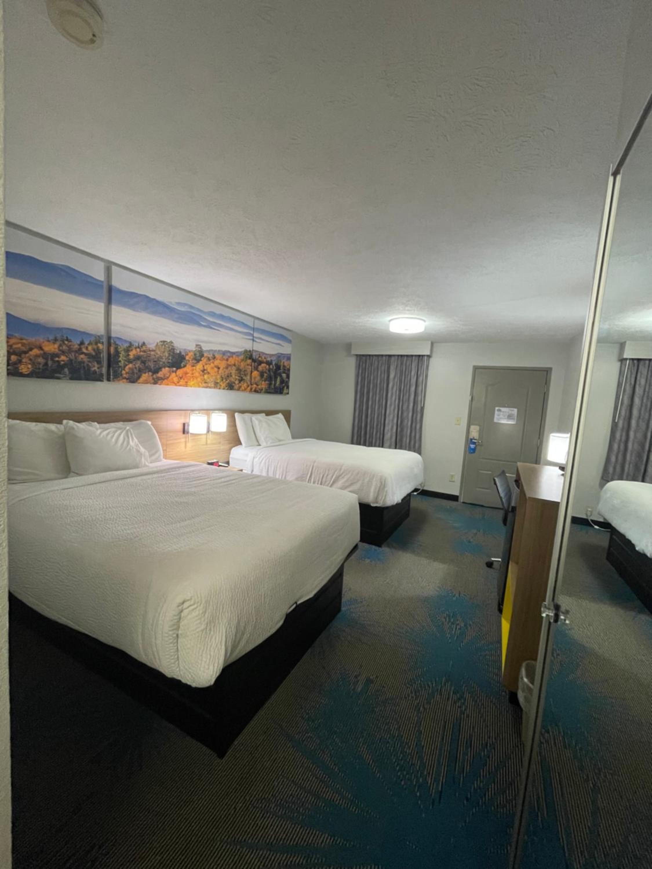 Queen Room with Two Queen Beds - Non-Smoking - Photo 3