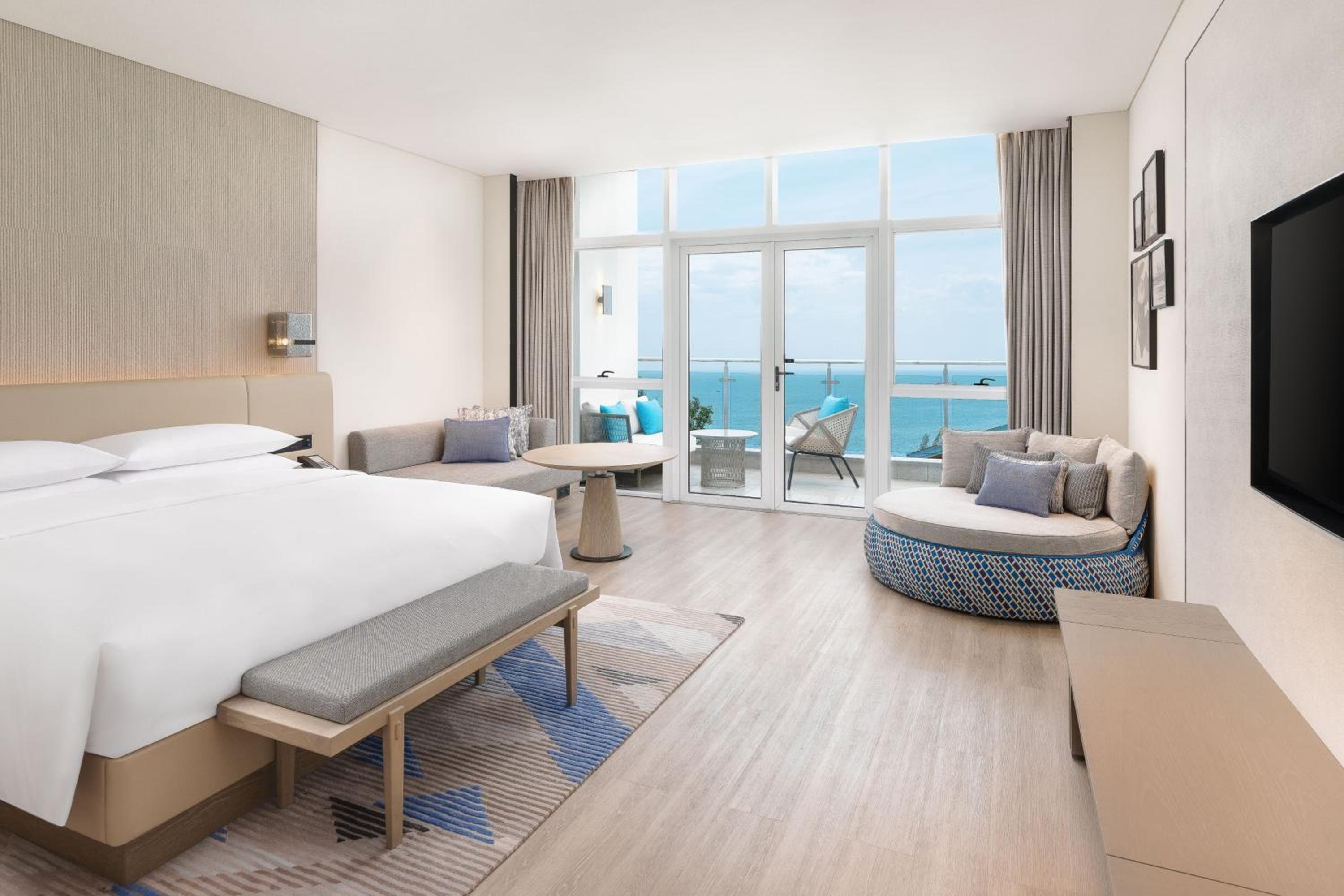 Deluxe Guest room, 1 King,  Ocean view, Balcony photo 3