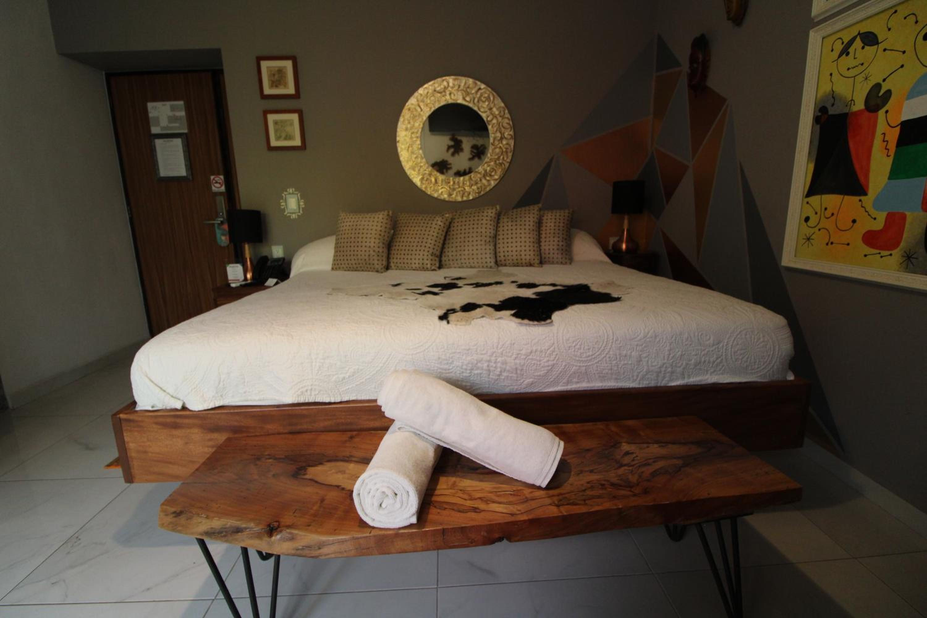 Junior Suite with Balcony - Photo 7