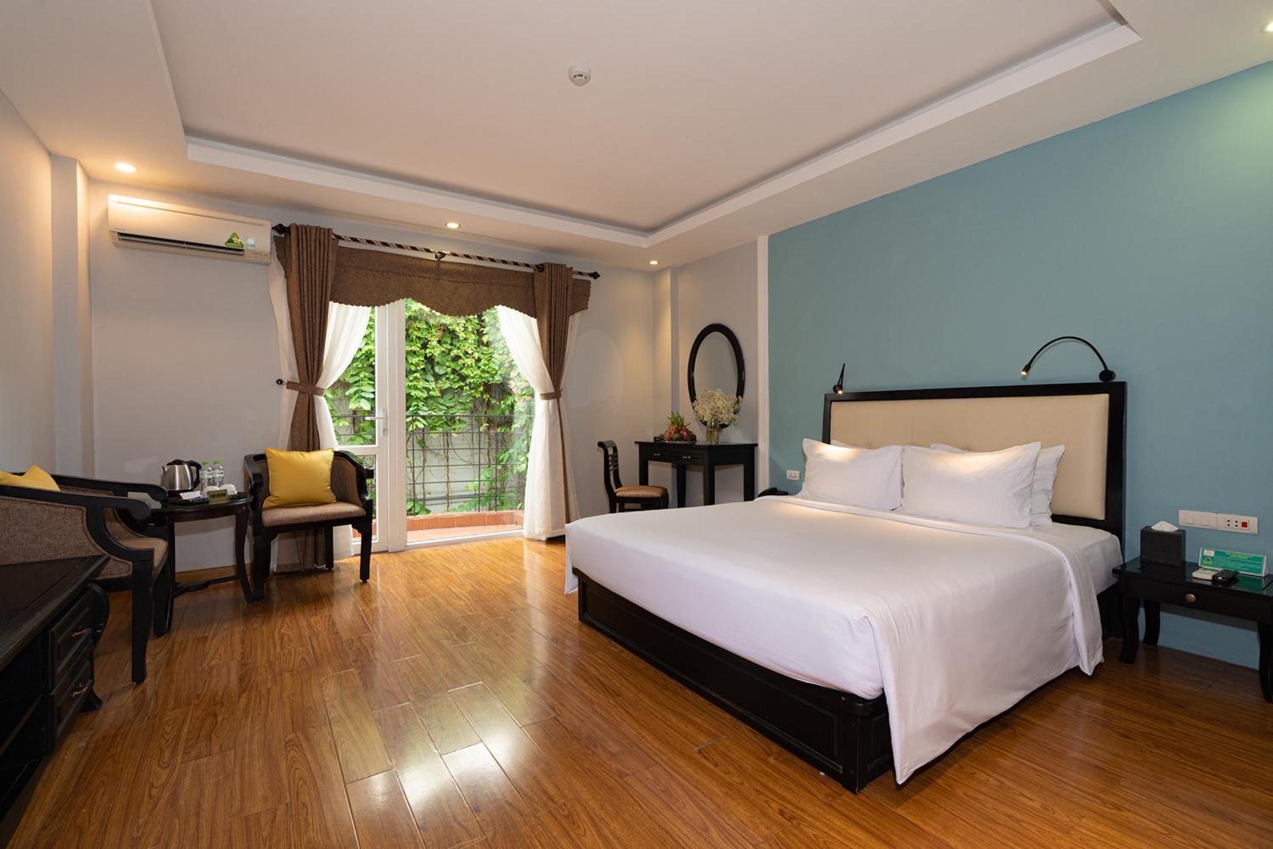 Deluxe Double Room with Balcony photo 1