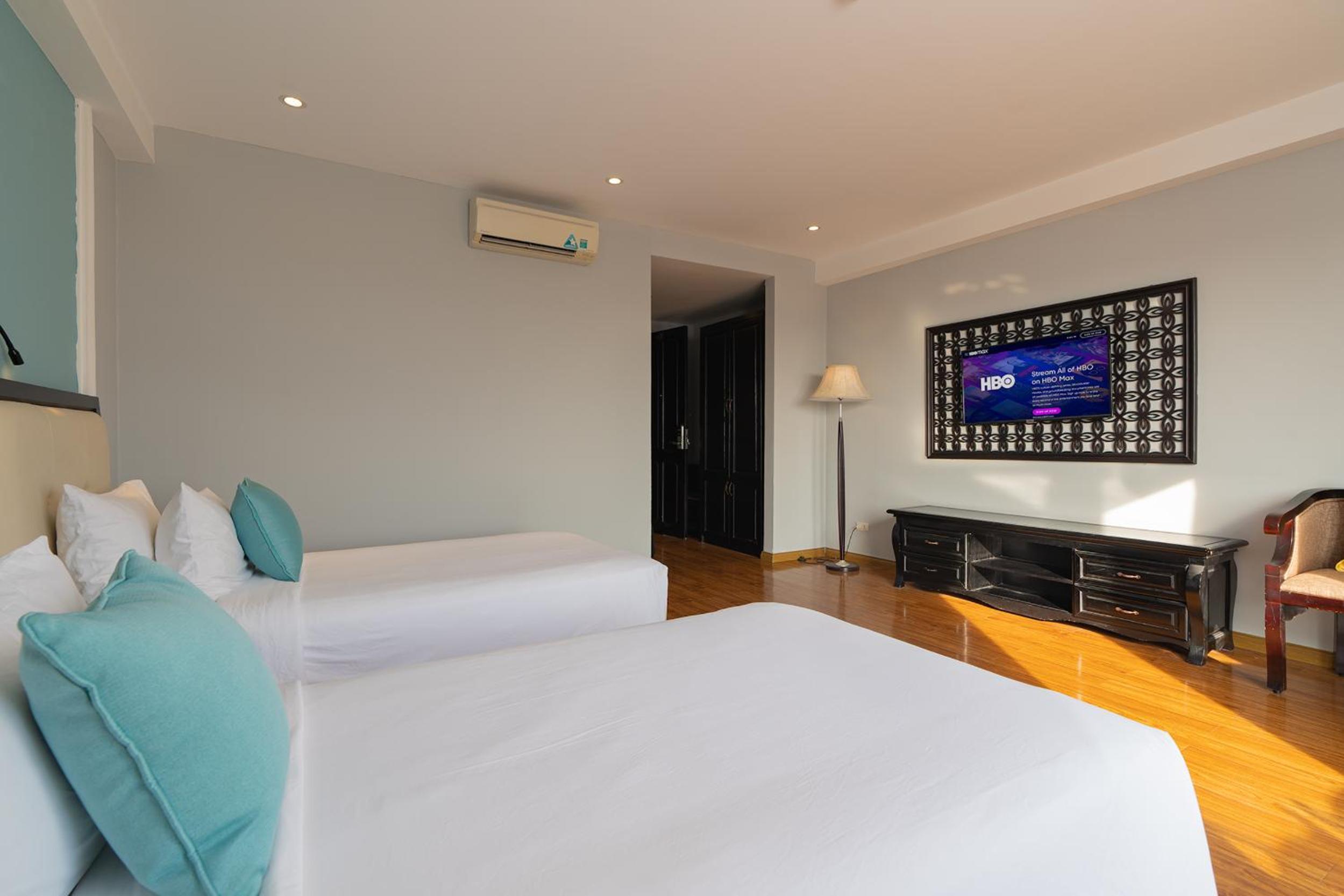Junior Twin Room with Balcony City view photo 2