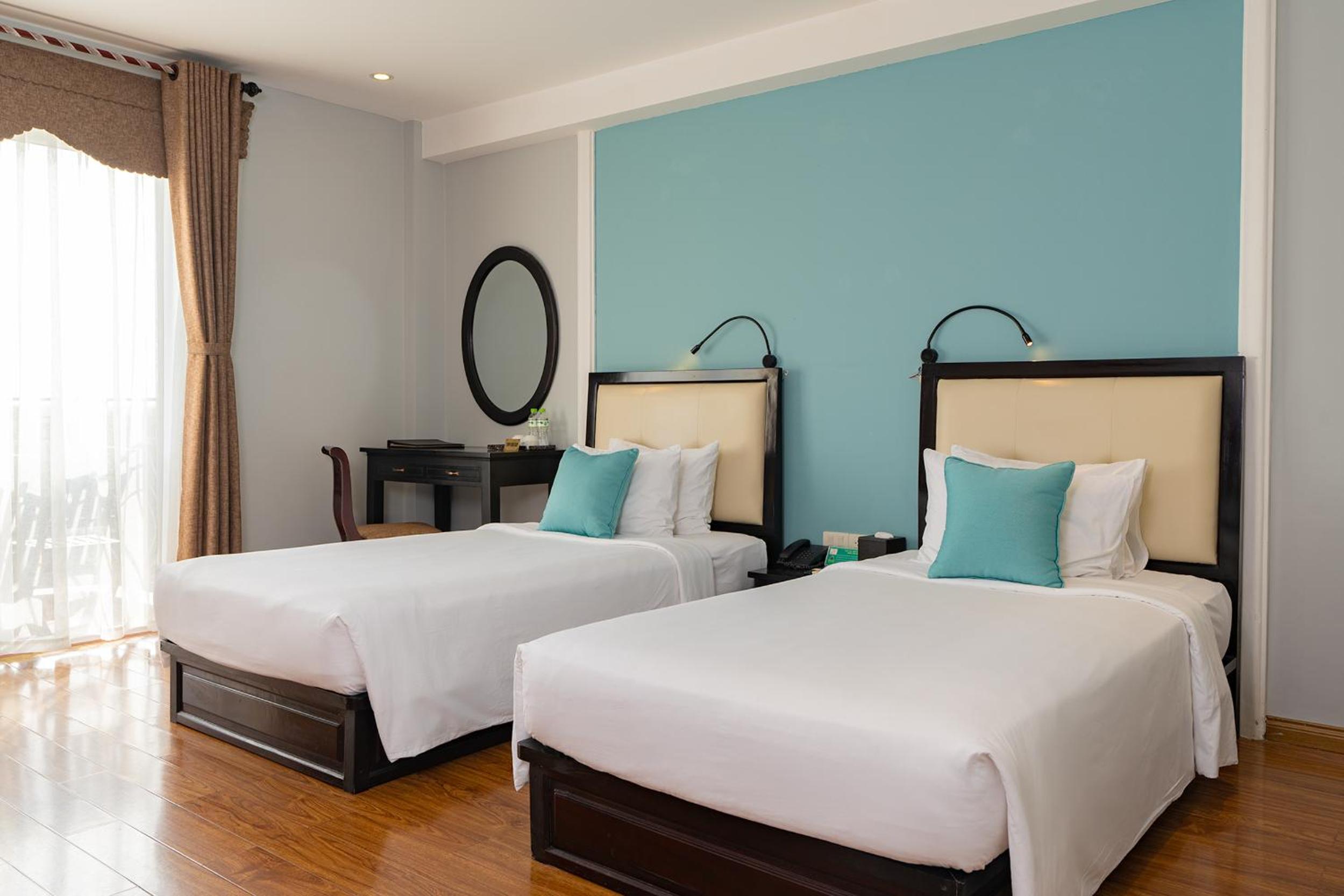 Junior Twin Room with Balcony City view photo 3