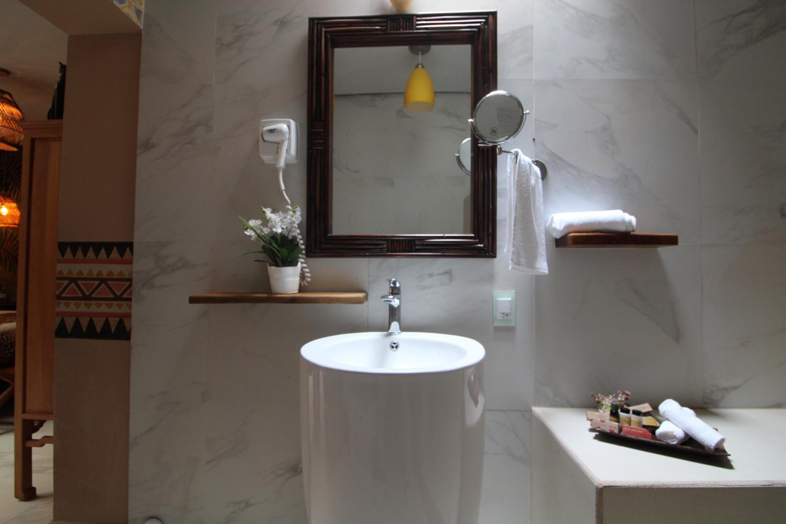 Deluxe King Suite - Photo 11