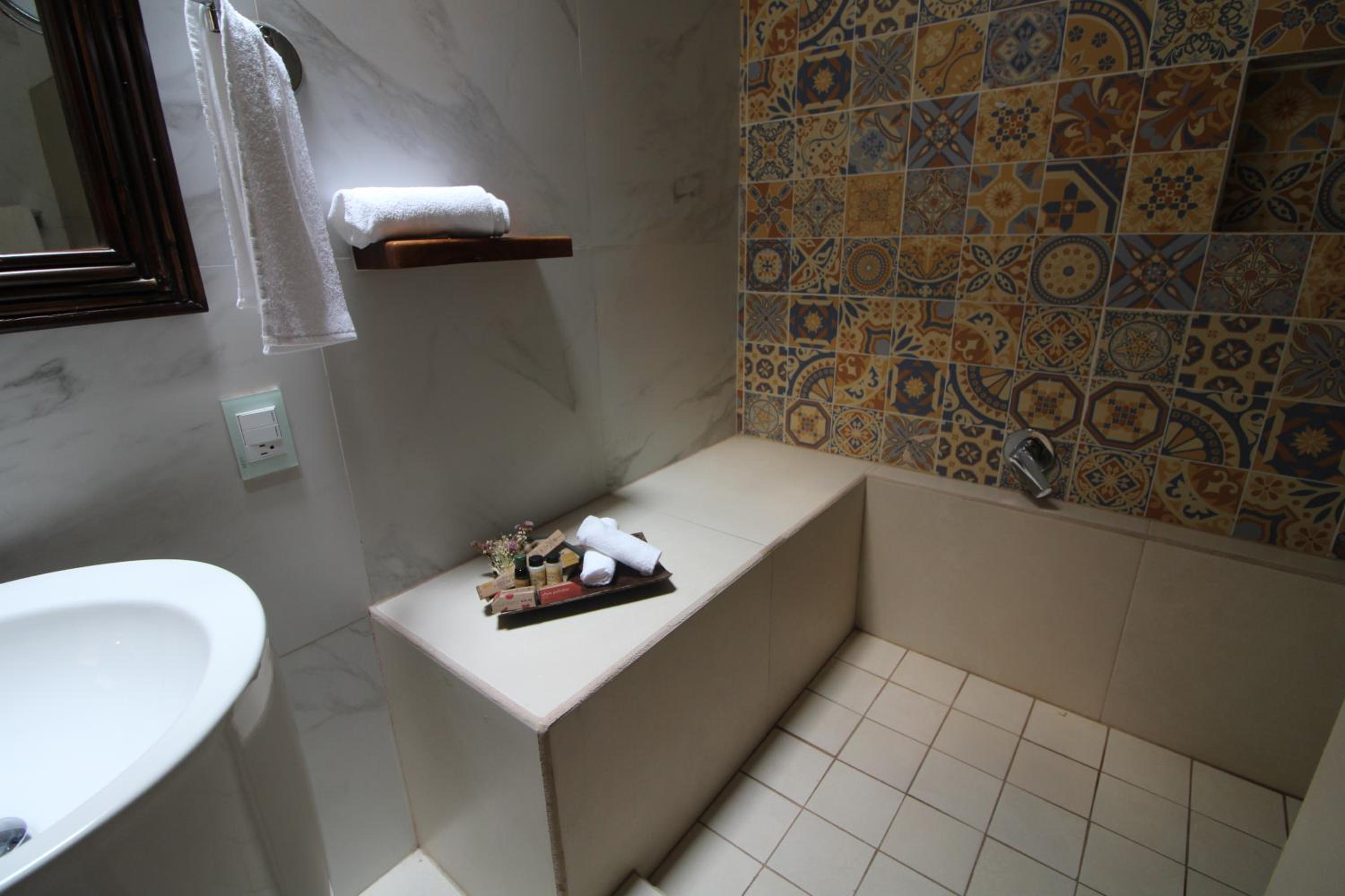 Deluxe King Suite - Photo 10
