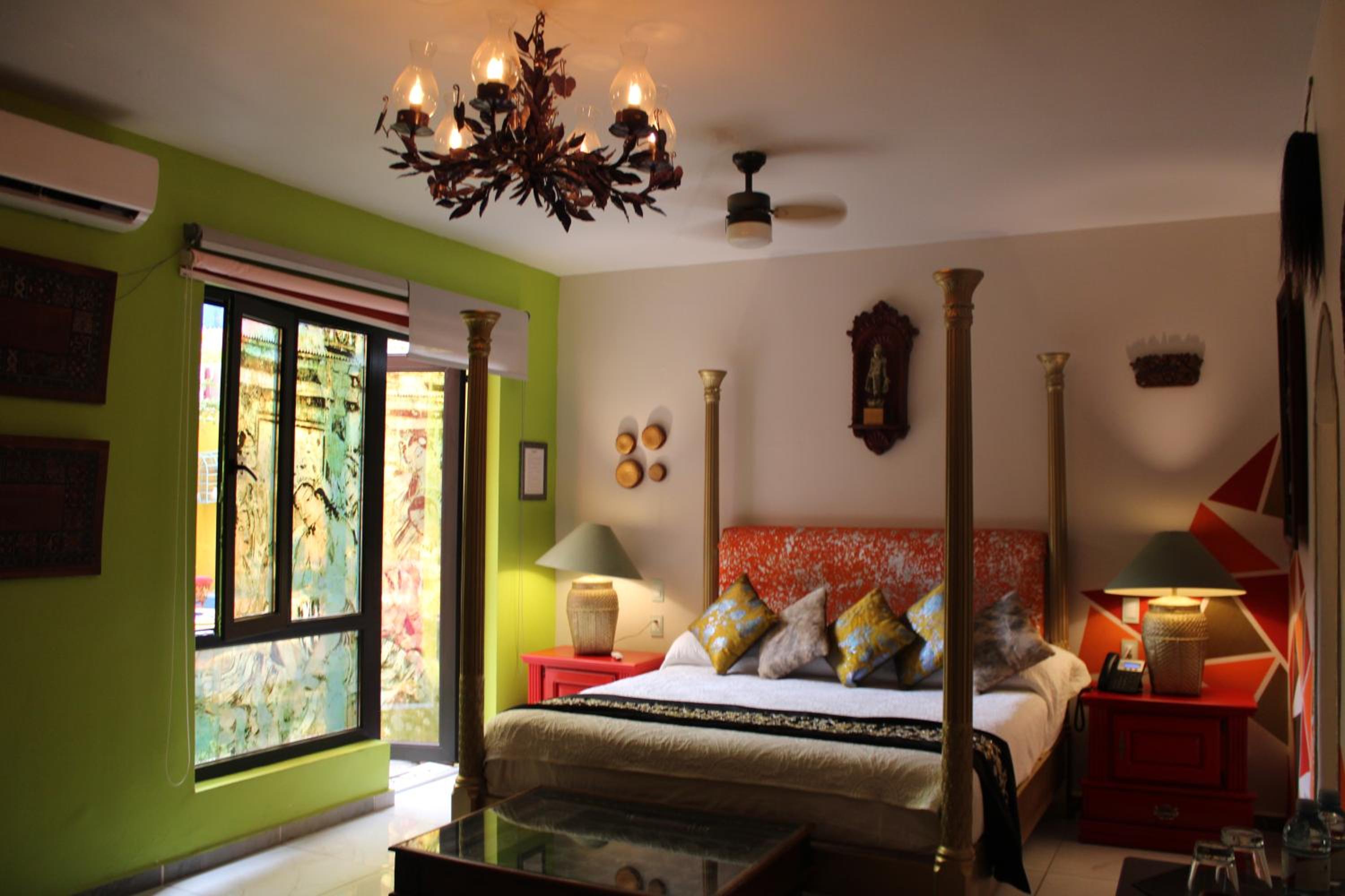 Deluxe King Room - Photo 9