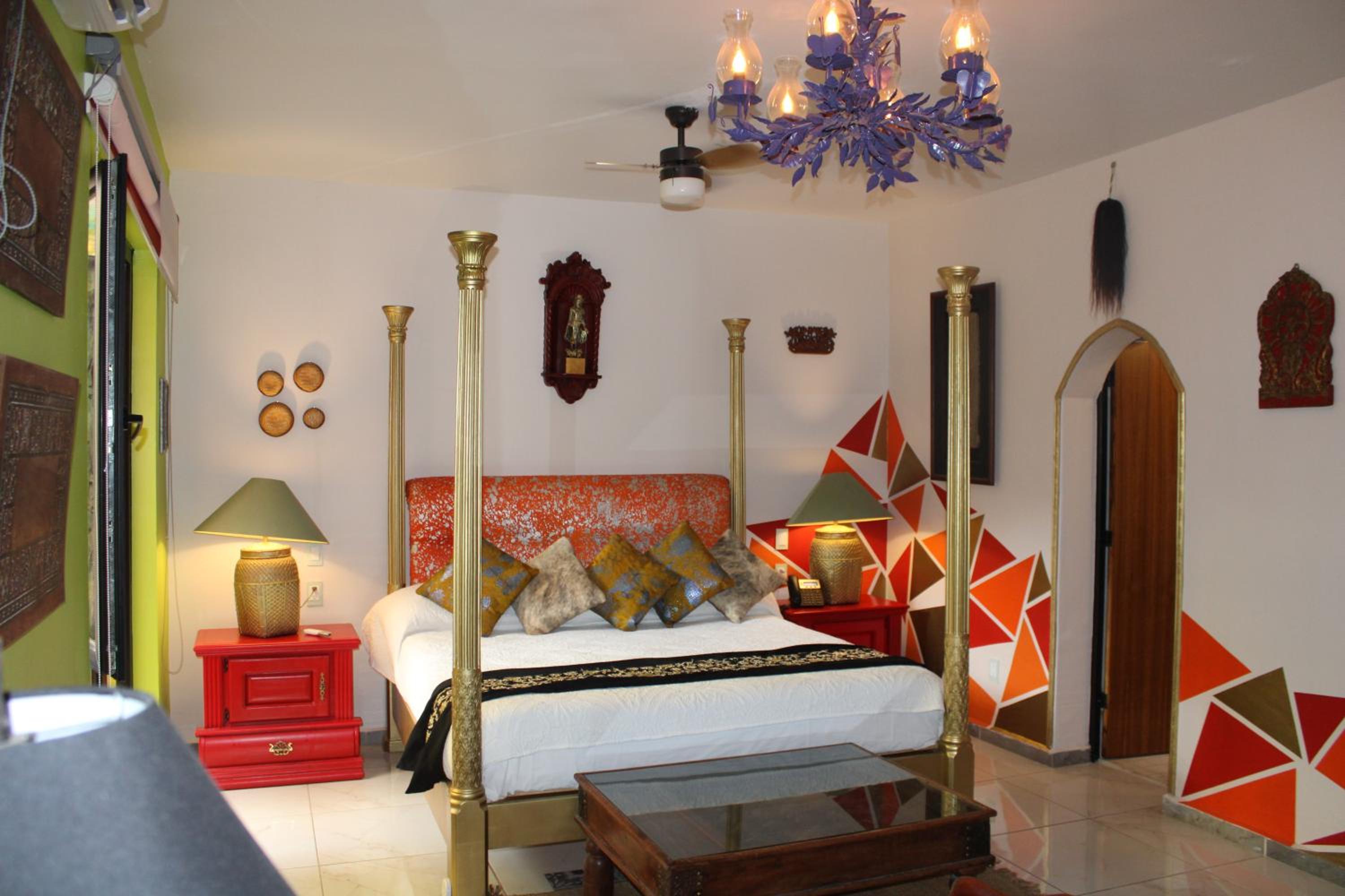 Deluxe King Room - Photo 10