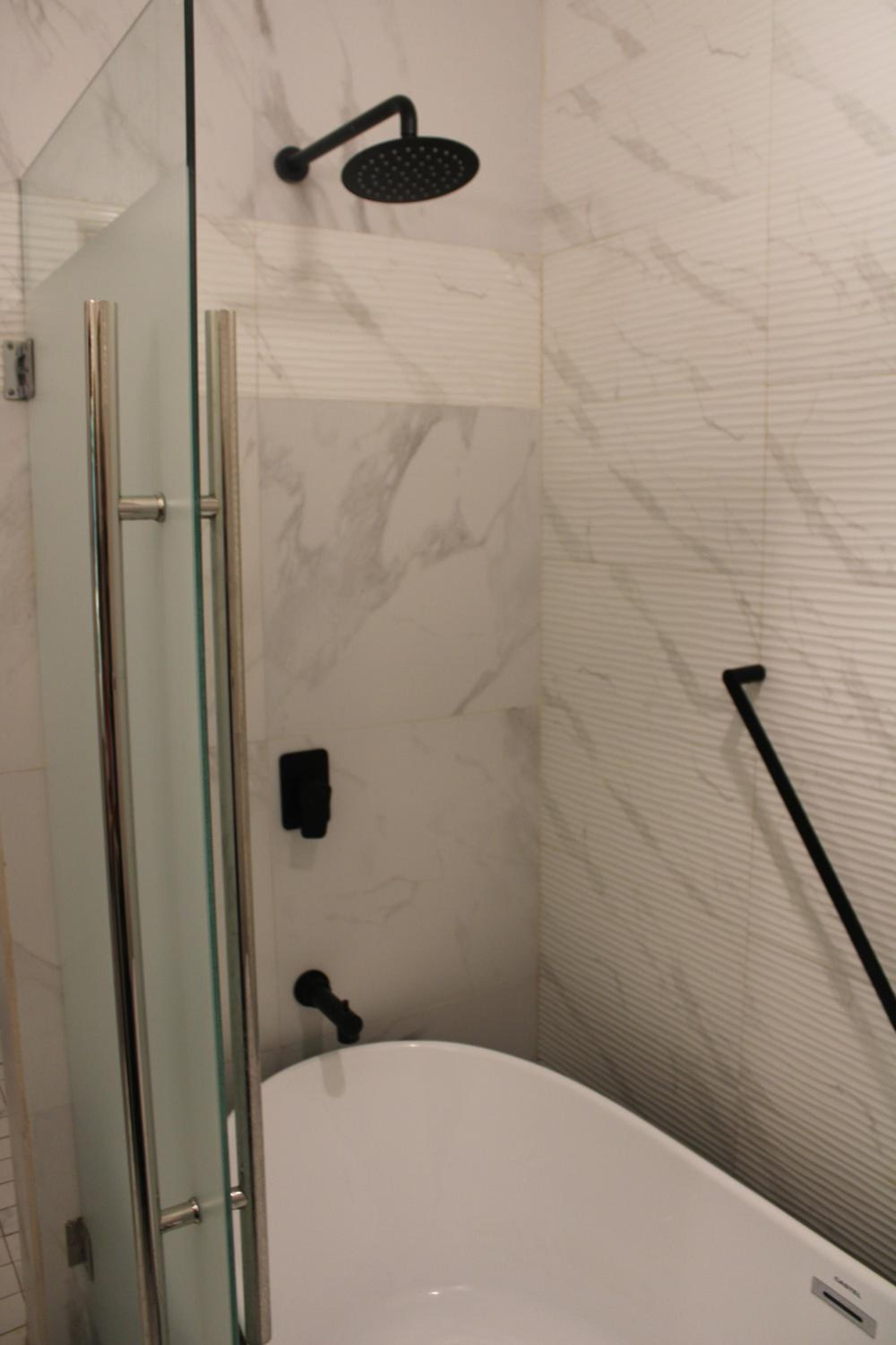 Deluxe King Room - Photo 5