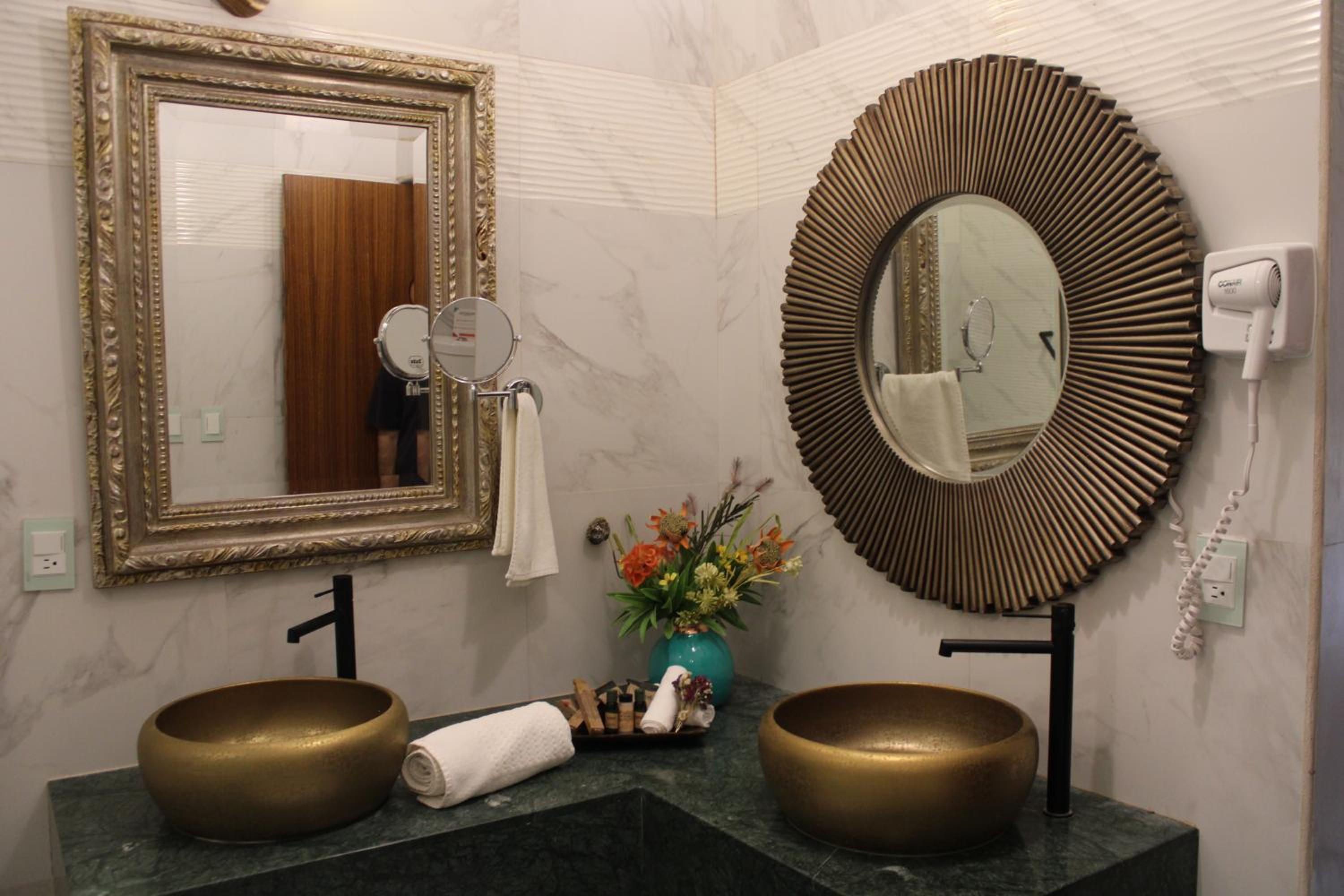 Deluxe King Room - Photo 14