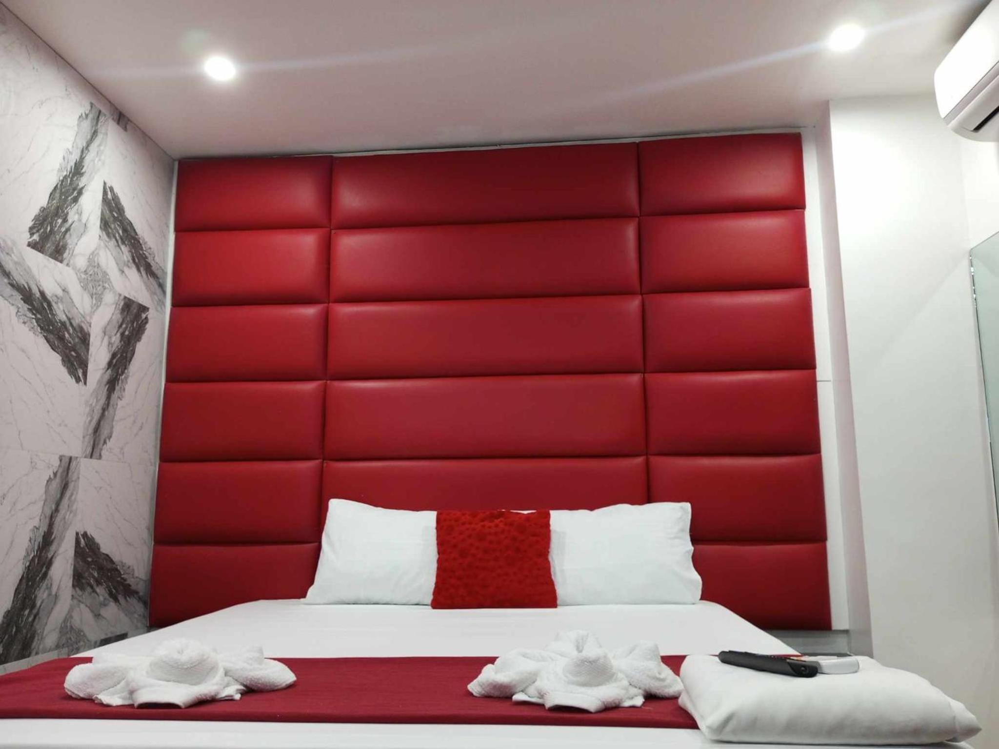 Deluxe King Room - Photo 9