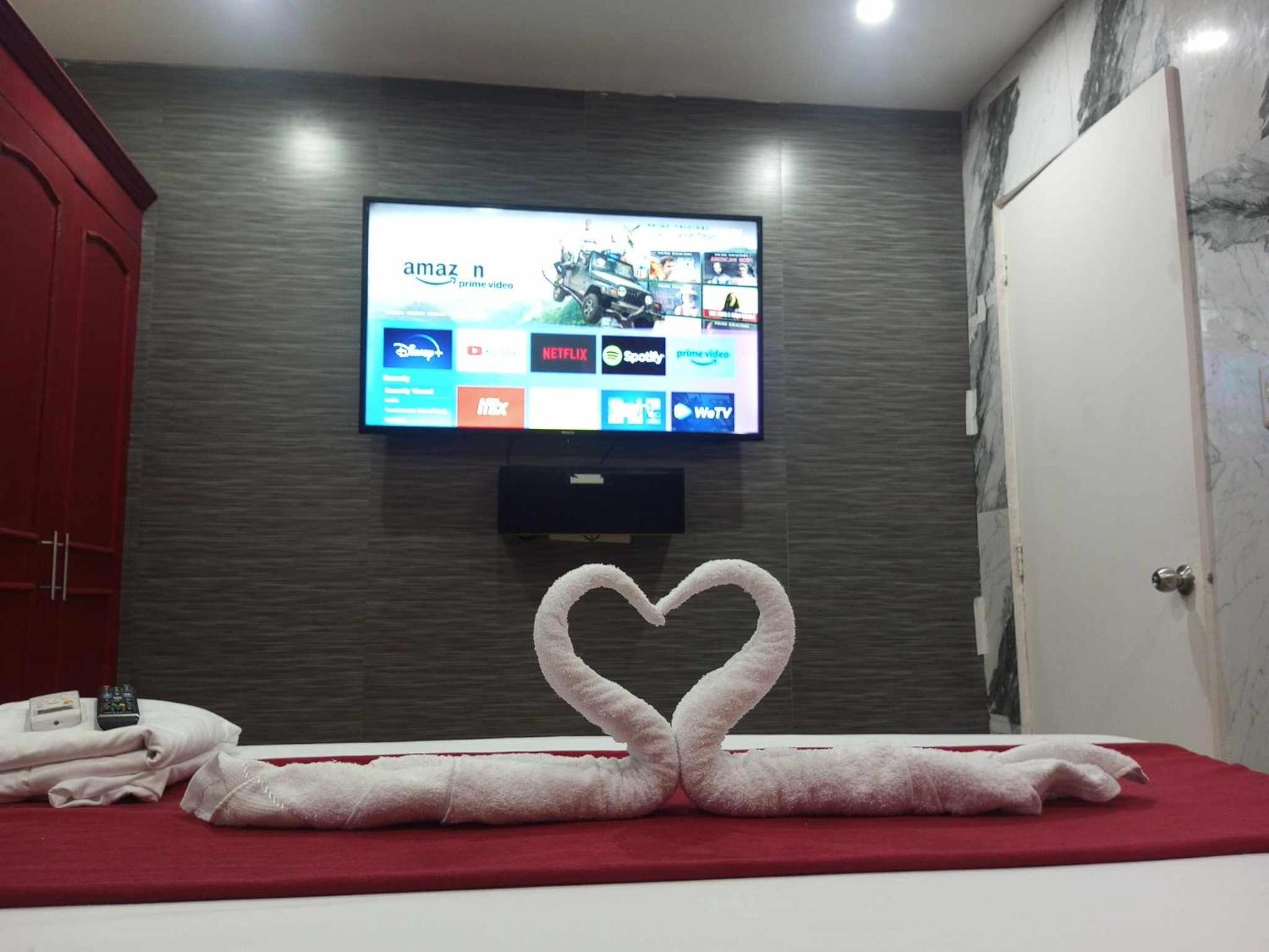 Deluxe King Room - Photo 10