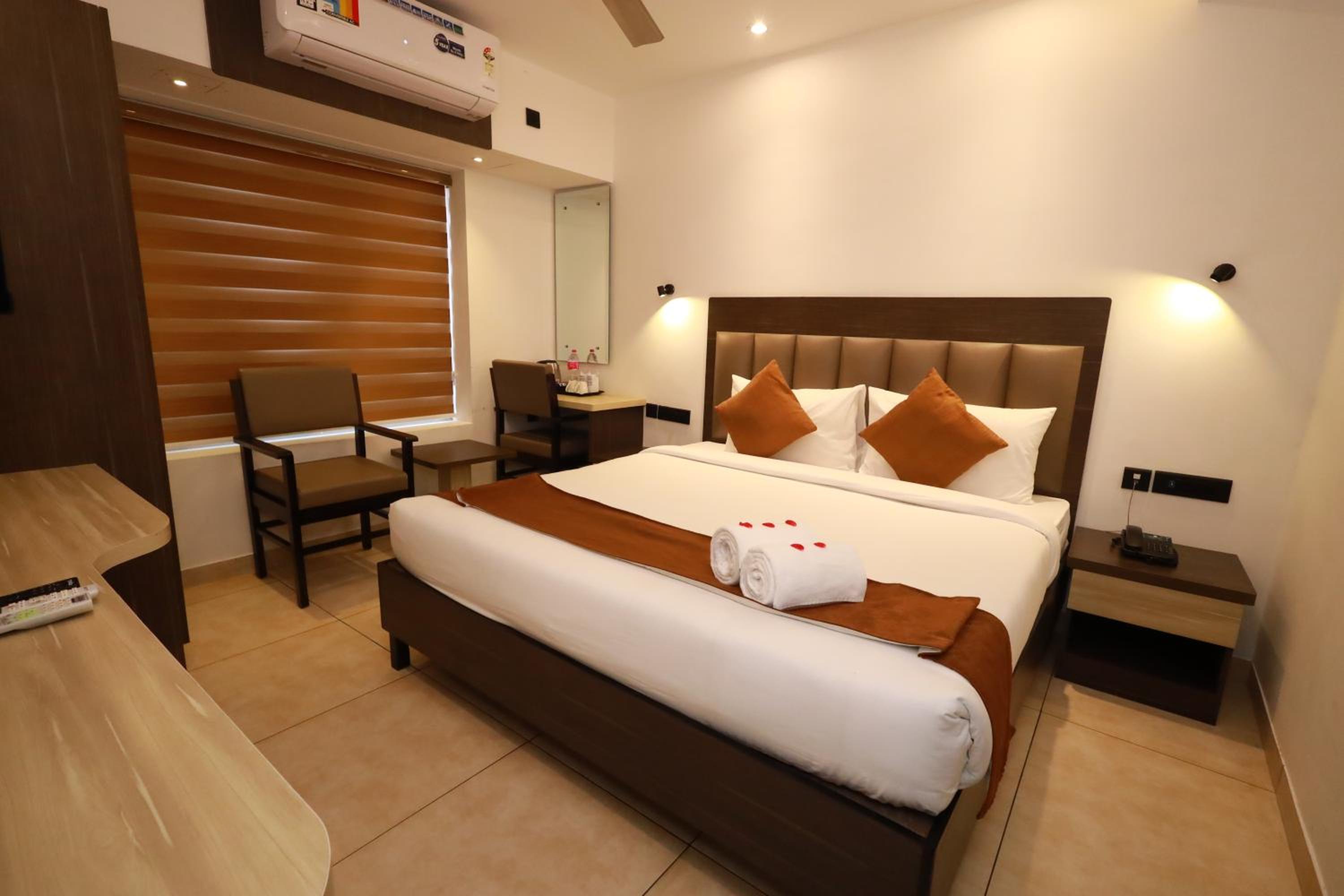 Deluxe Double or Twin Room with City View photo 3