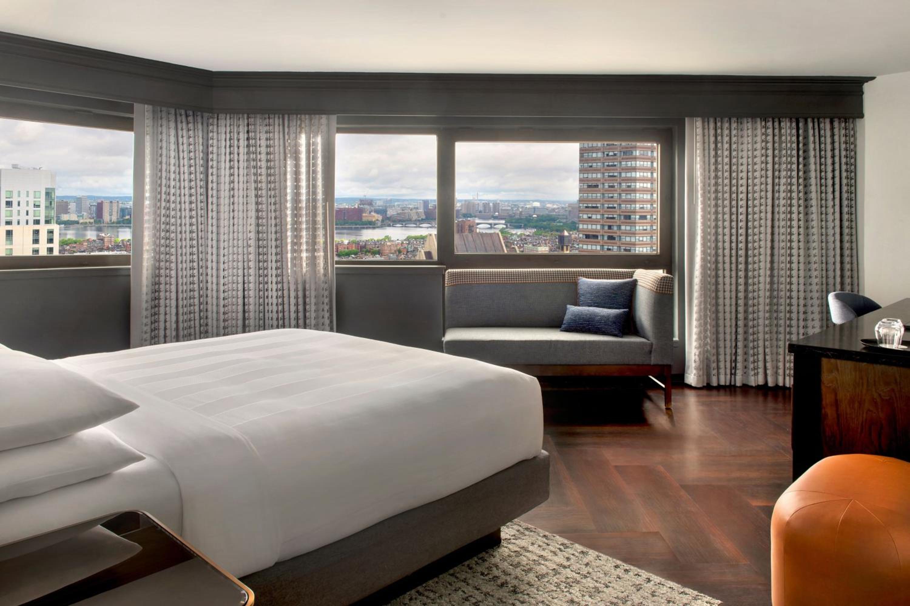 Corner King Room - Photo 2