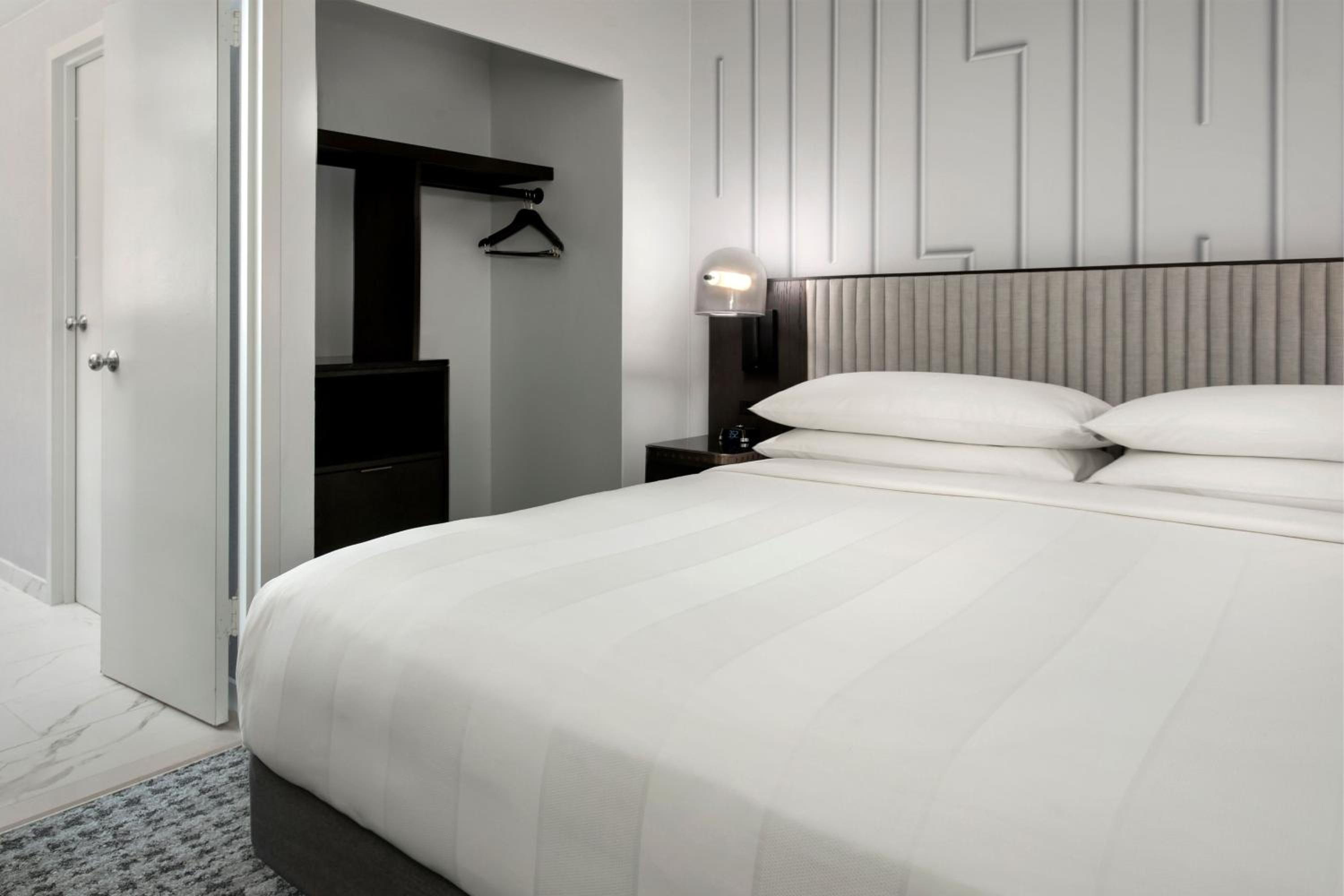Executive King Suite - Photo 6
