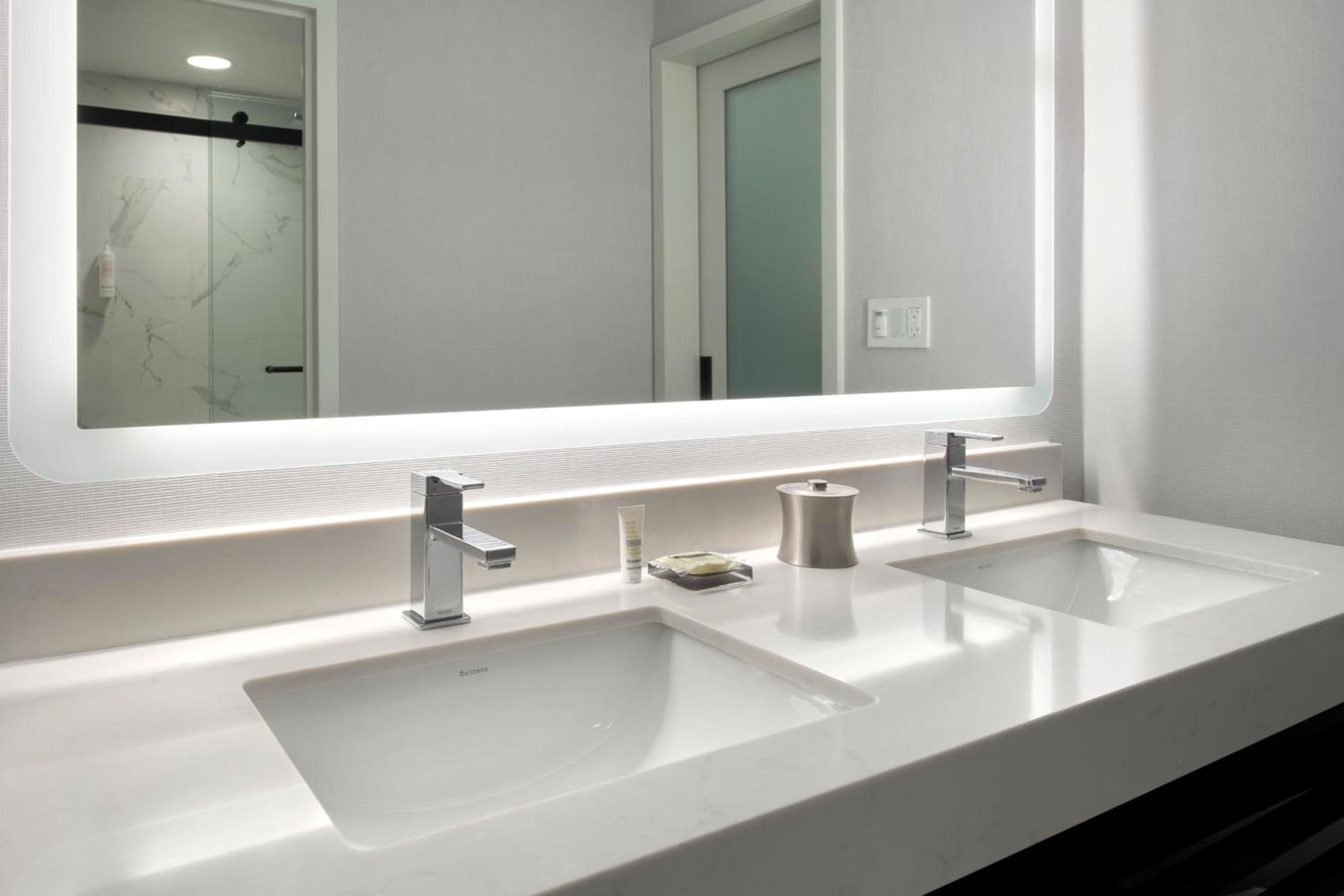 Executive King Suite - Photo 3