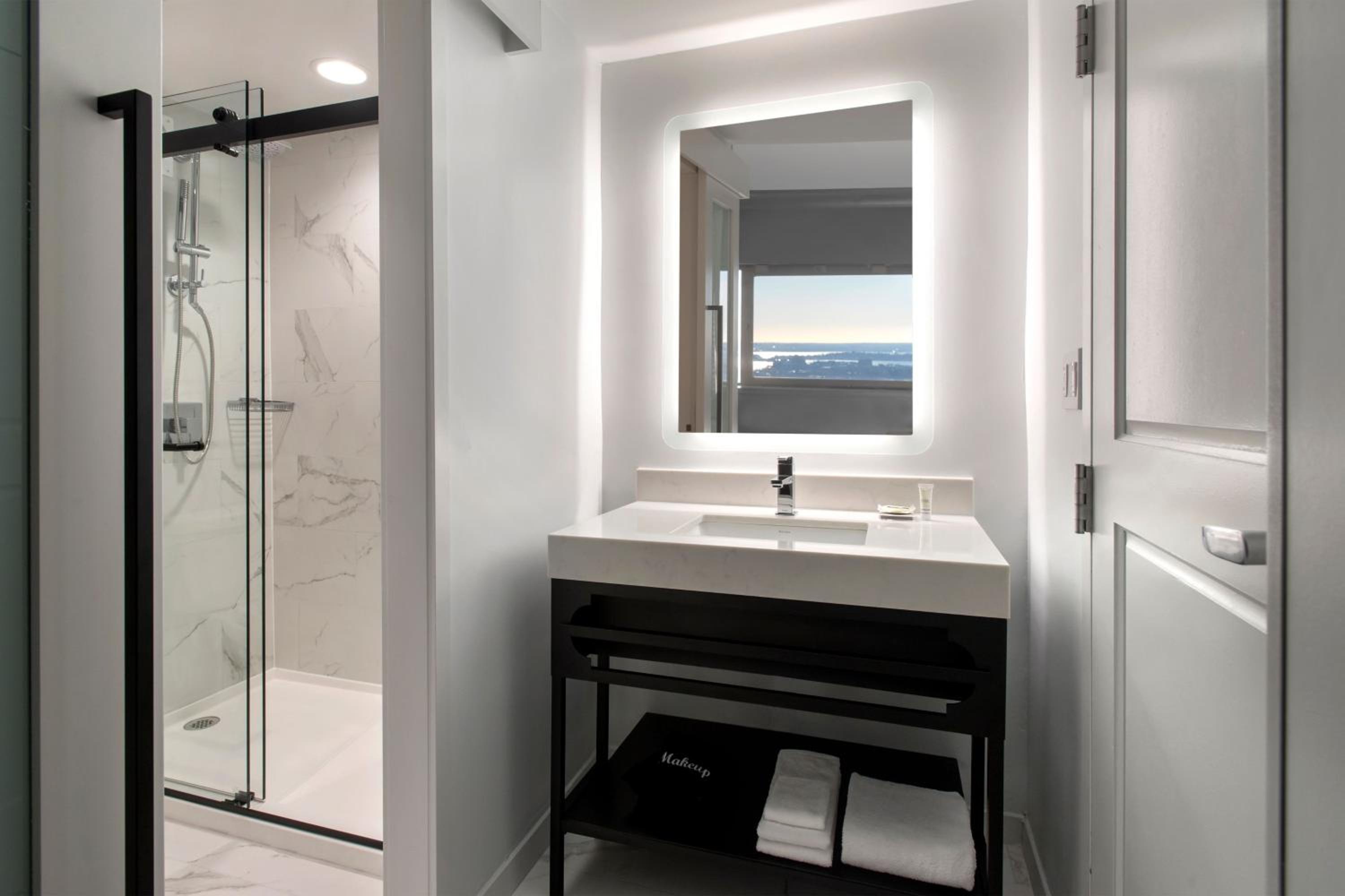 One-Bedroom Junior Suite with King Bed - Photo 4
