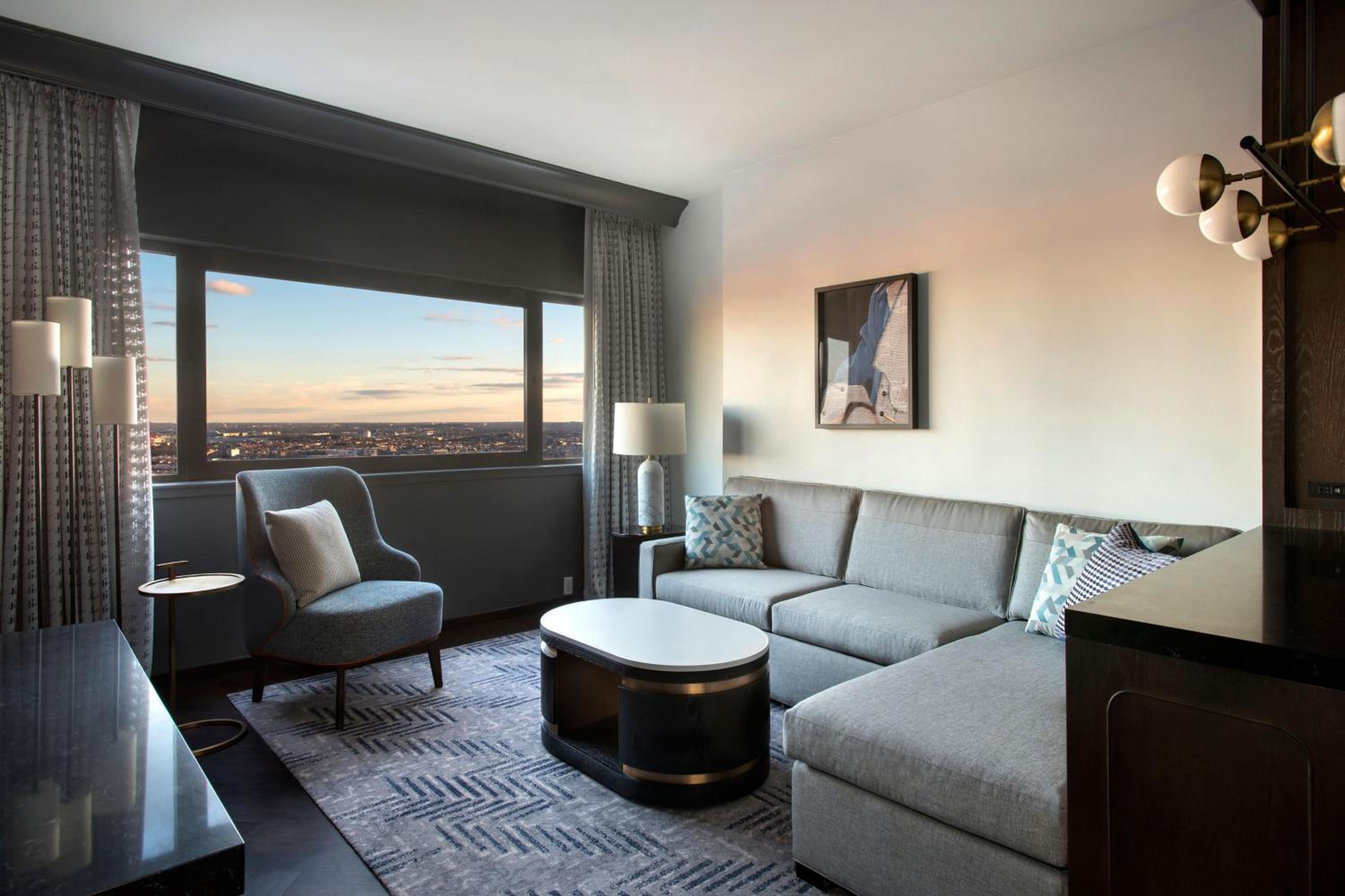 One-Bedroom Junior Suite with King Bed - Photo 8