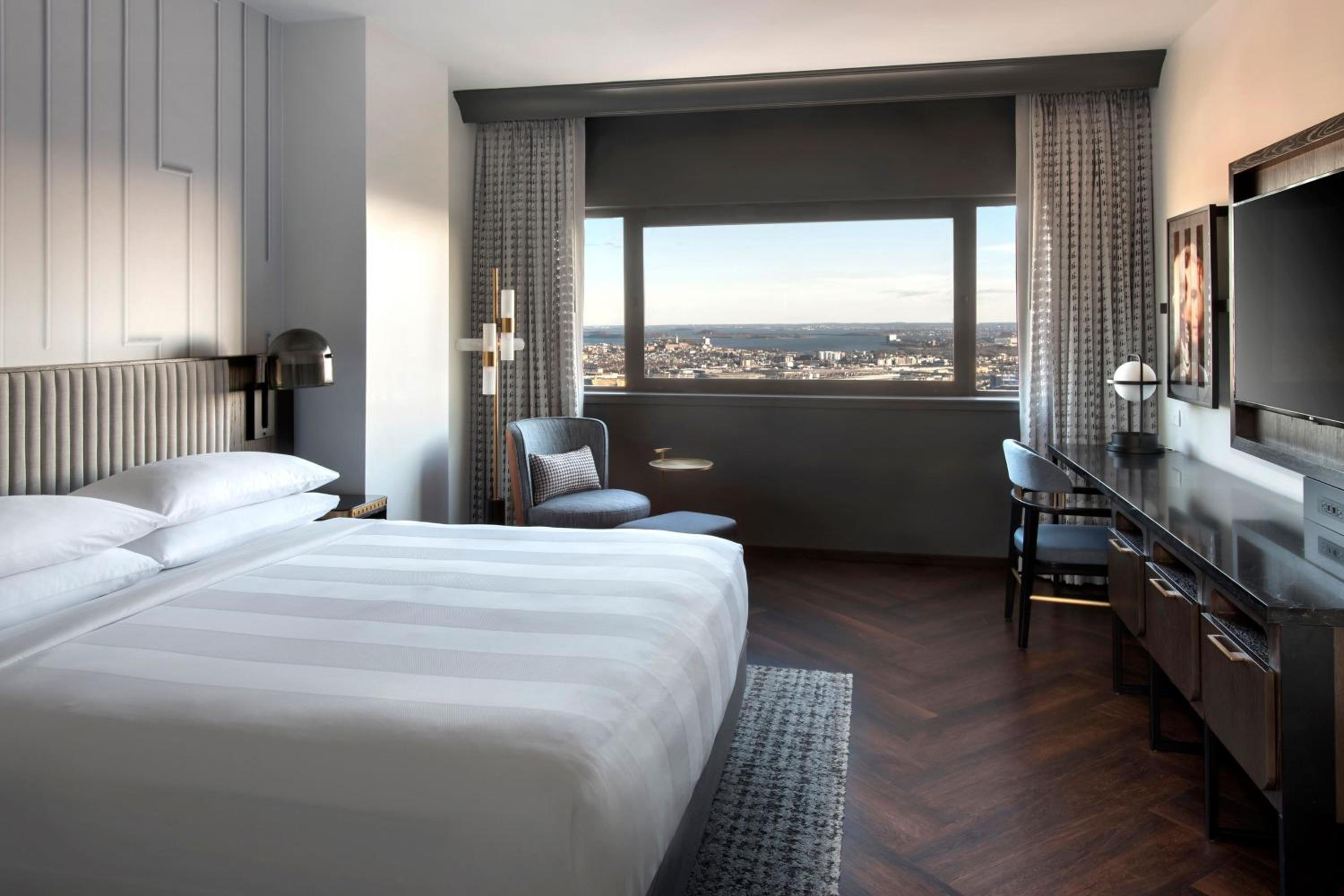One-Bedroom Junior Suite with King Bed - Photo 7