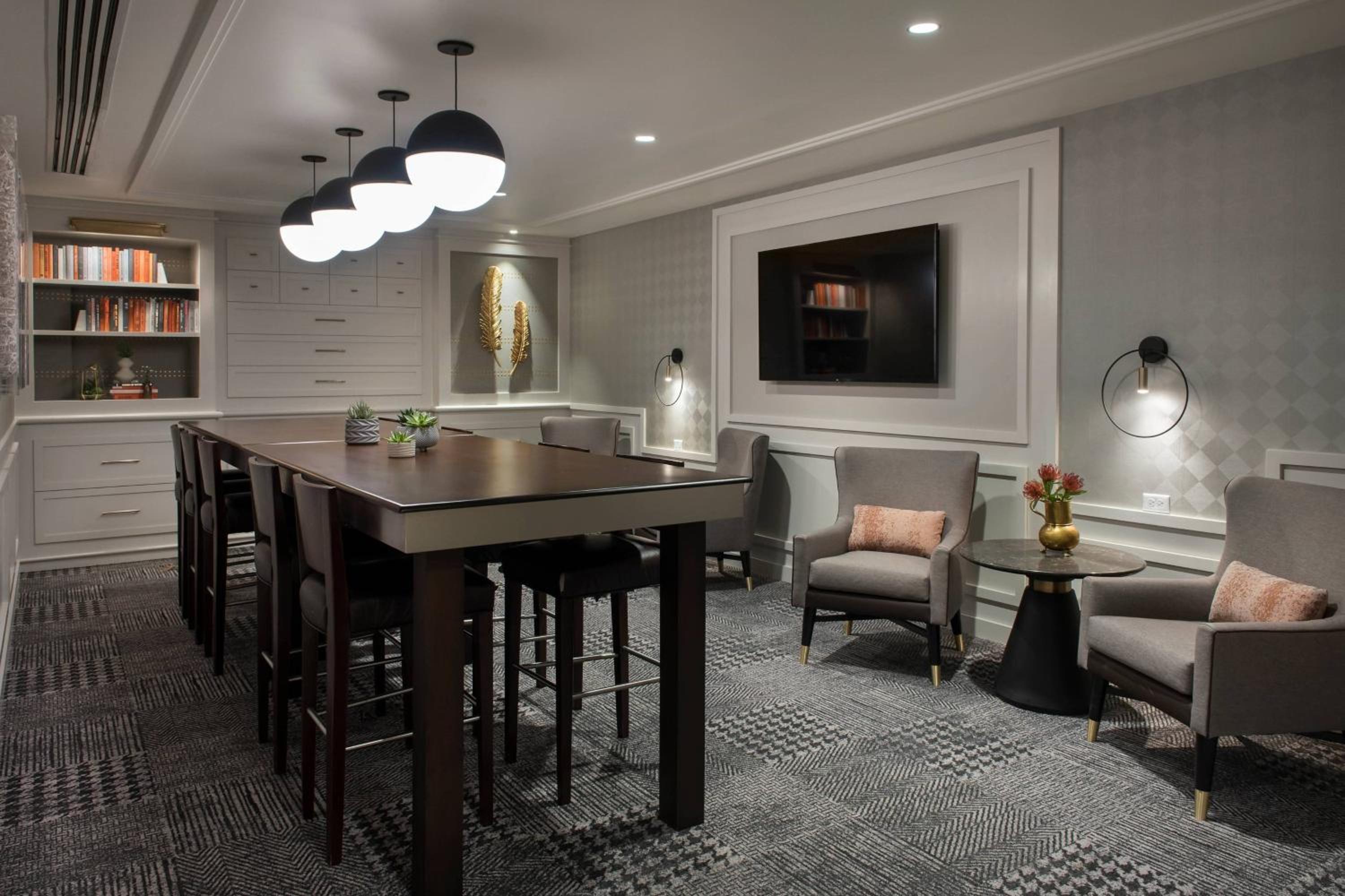 Concierge Level King Room - Photo 9