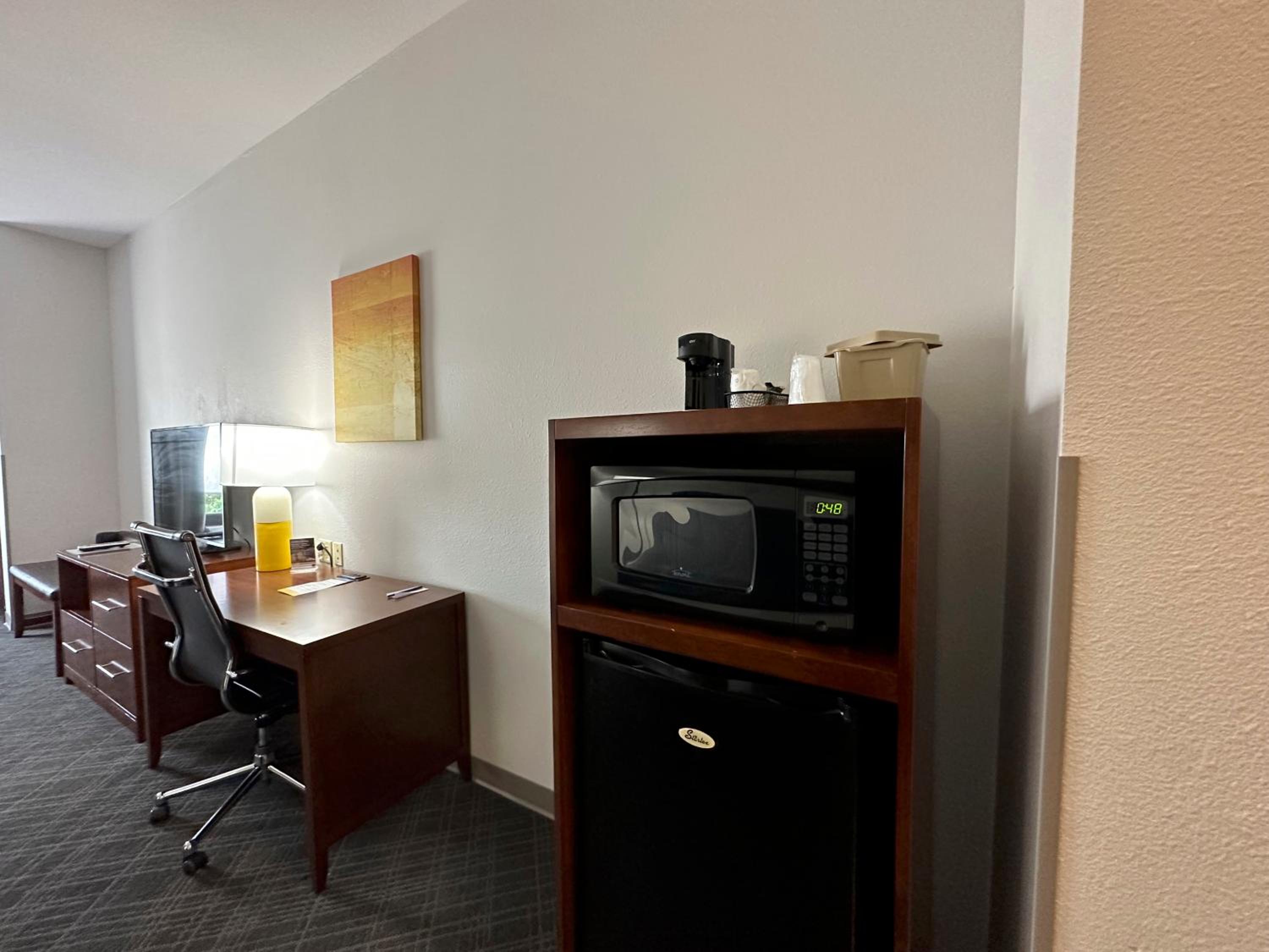 King Suite - Non-Smoking - Photo 3