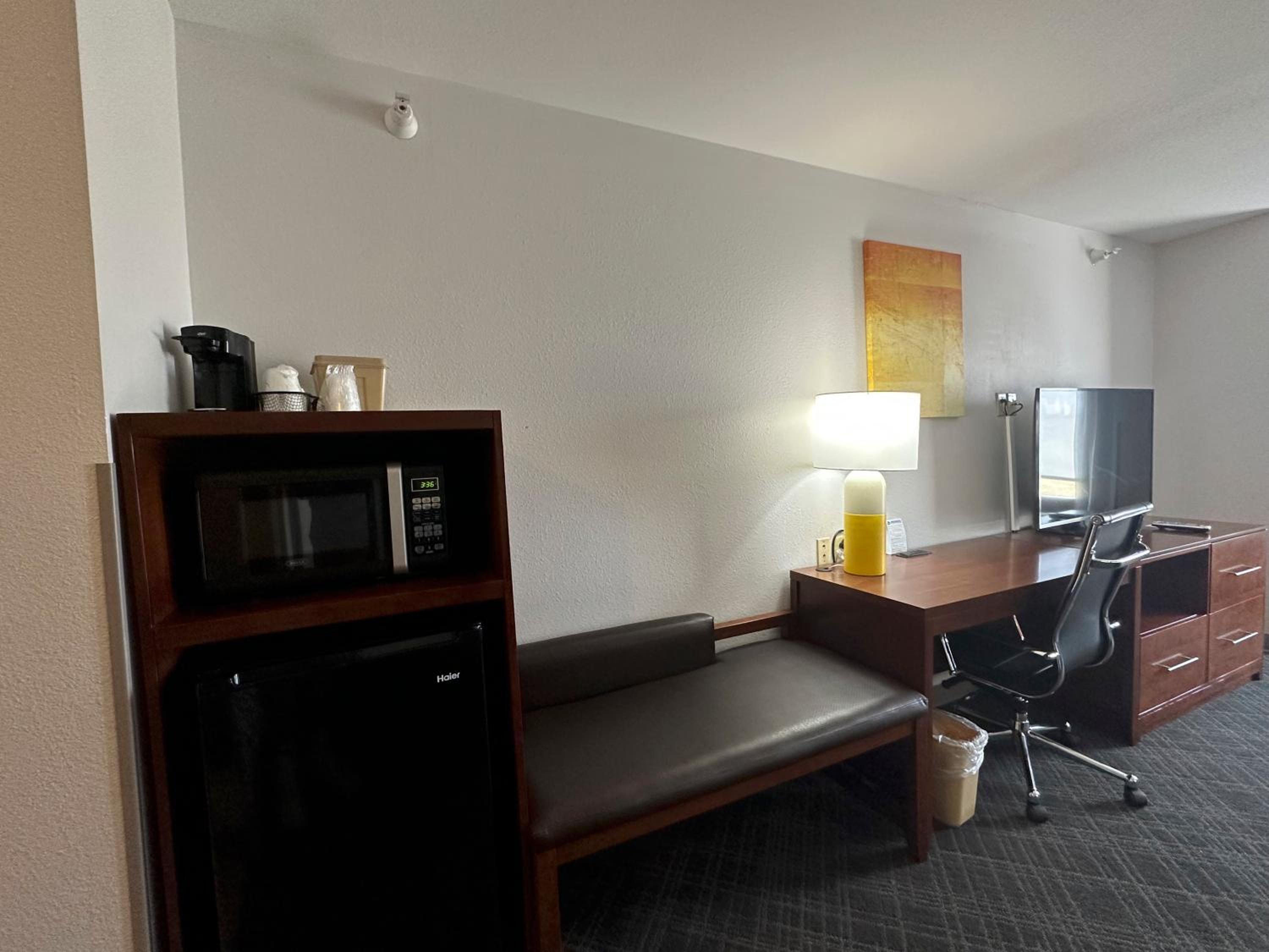 Queen Suite with Two Queen Beds - Non-Smoking - Photo 10
