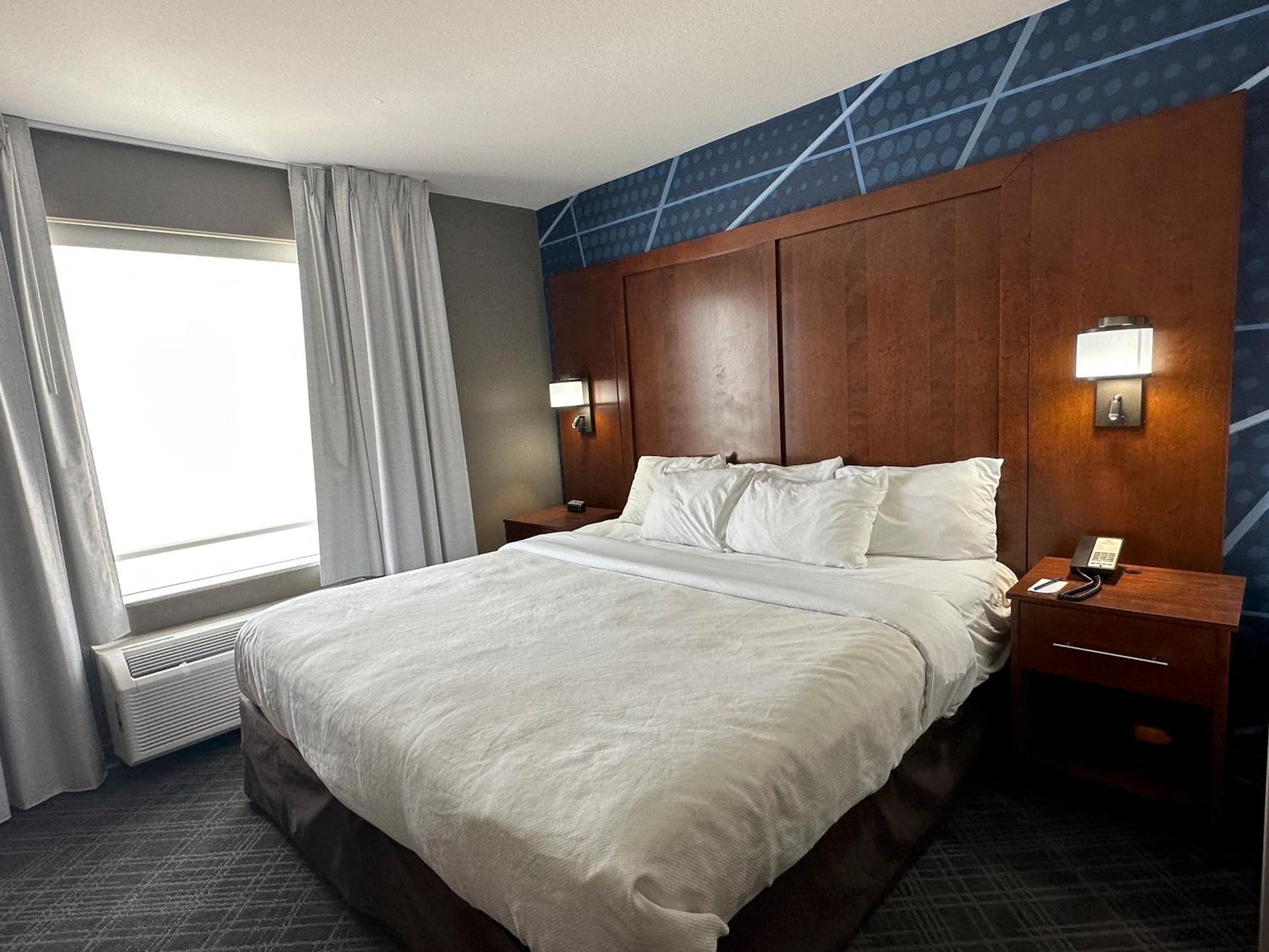 King Suite - Non-Smoking - Photo 9