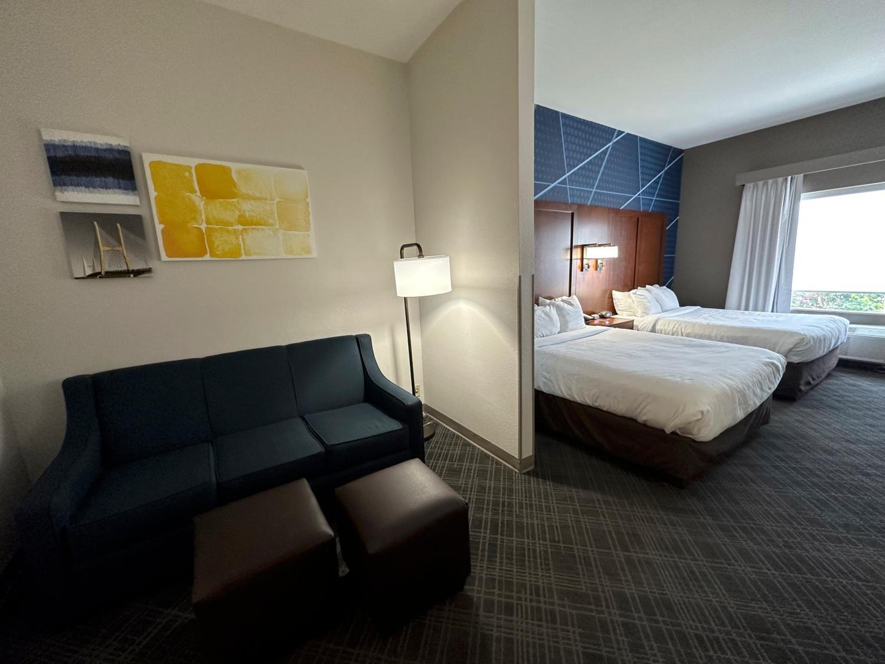 Queen Suite with Two Queen Beds - Non-Smoking - Photo 8