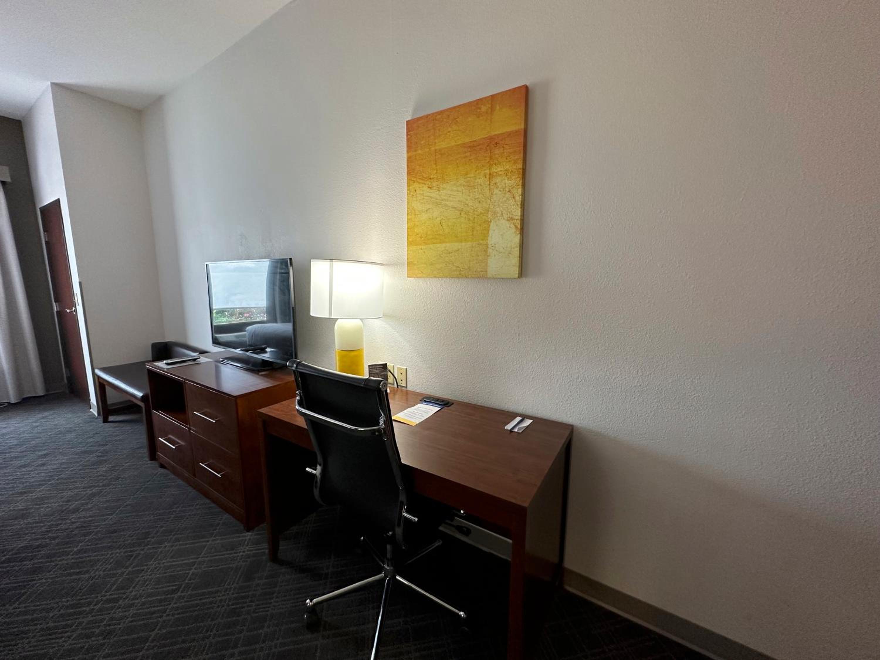 King Suite - Non-Smoking - Photo 2