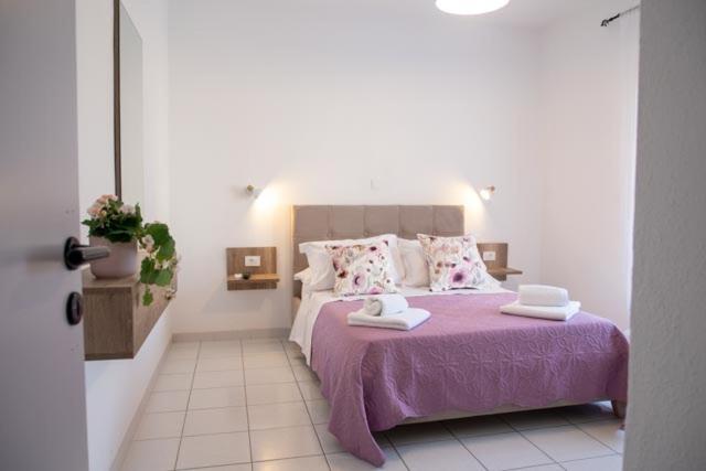 Deluxe Double Room with Balcony and Side Sea View