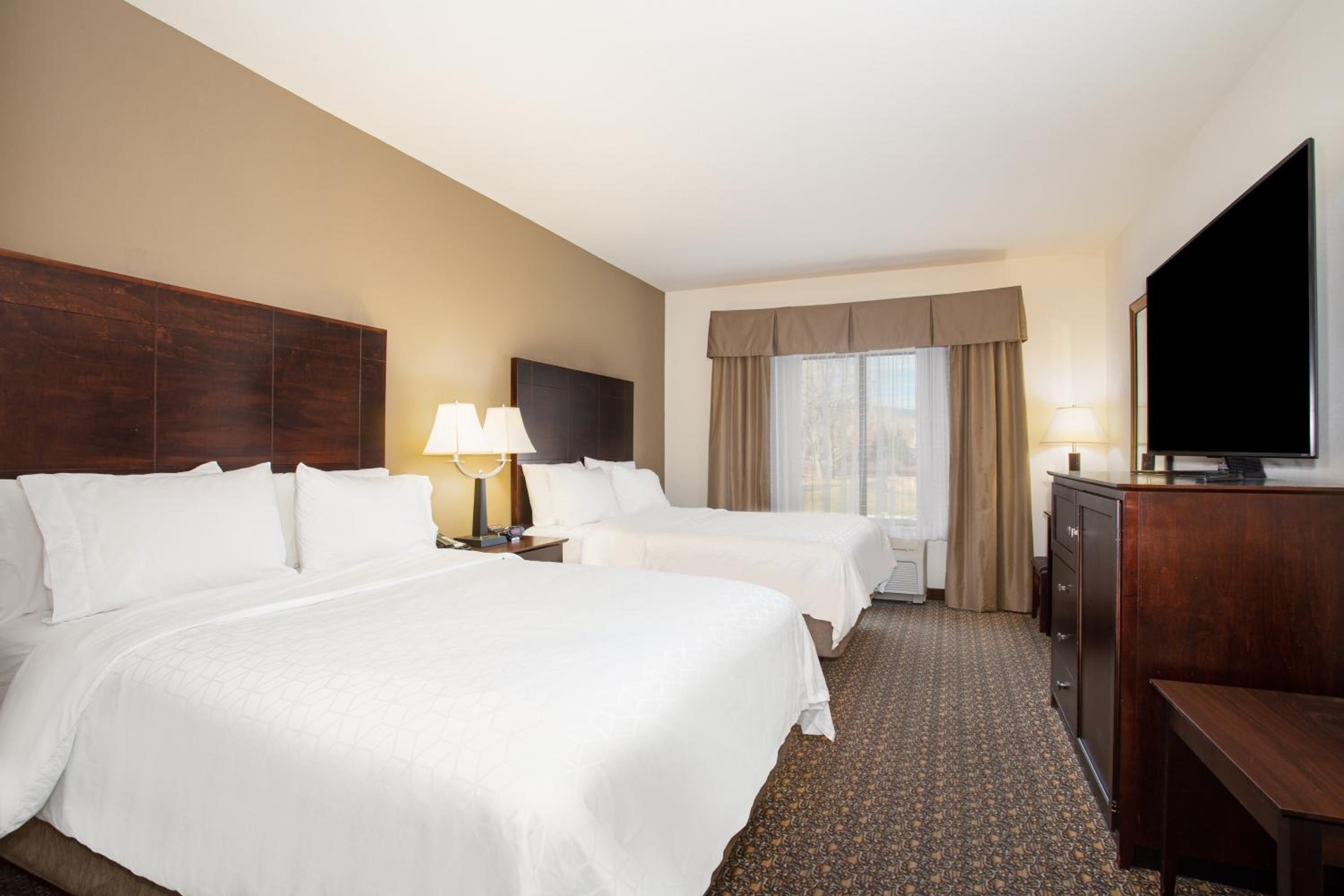 Standard Room with Two Queen Beds - Photo 1