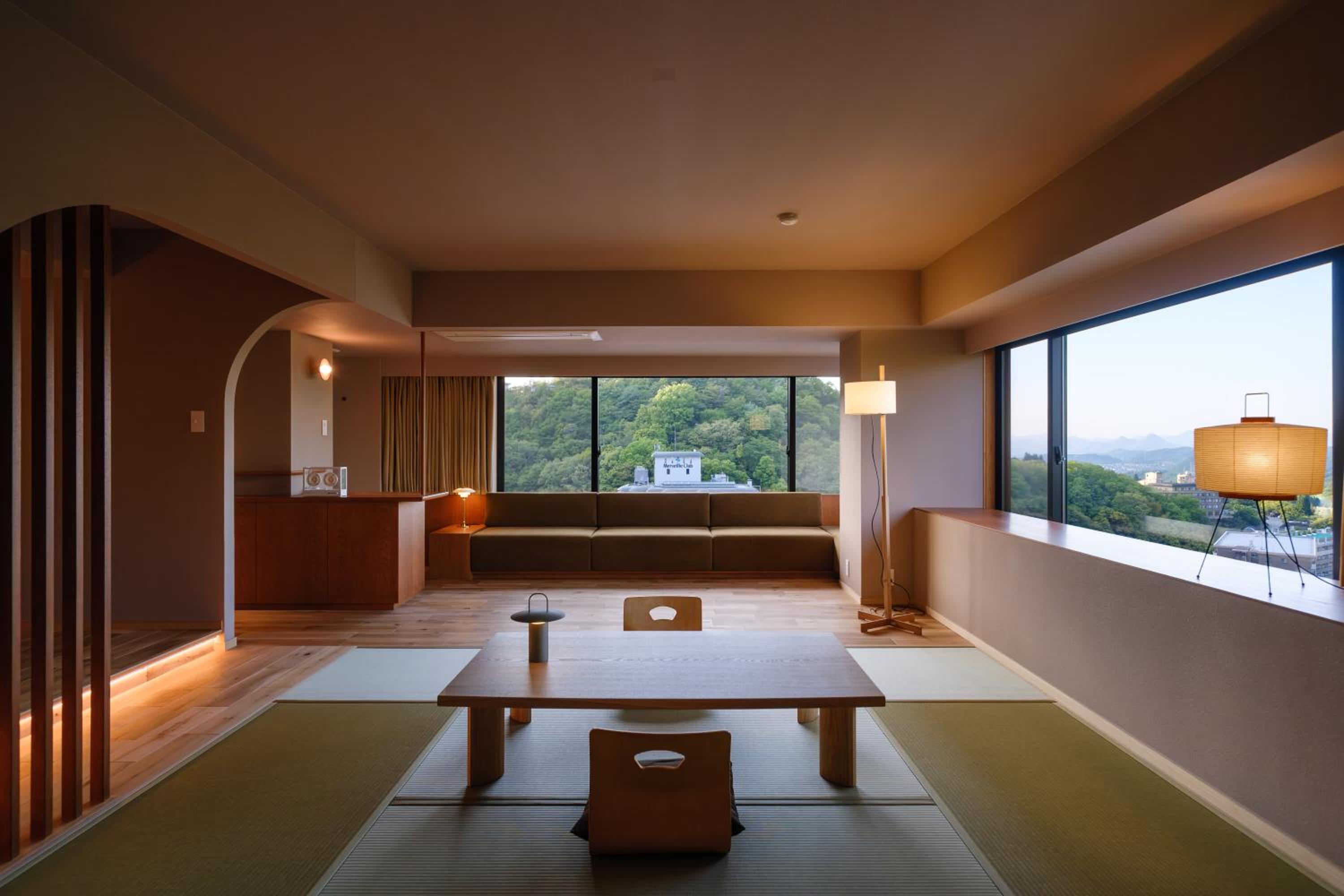 Deluxe Corner Western Room with Tatami, Shower and Mountain View, Non-Smoking - East Wing