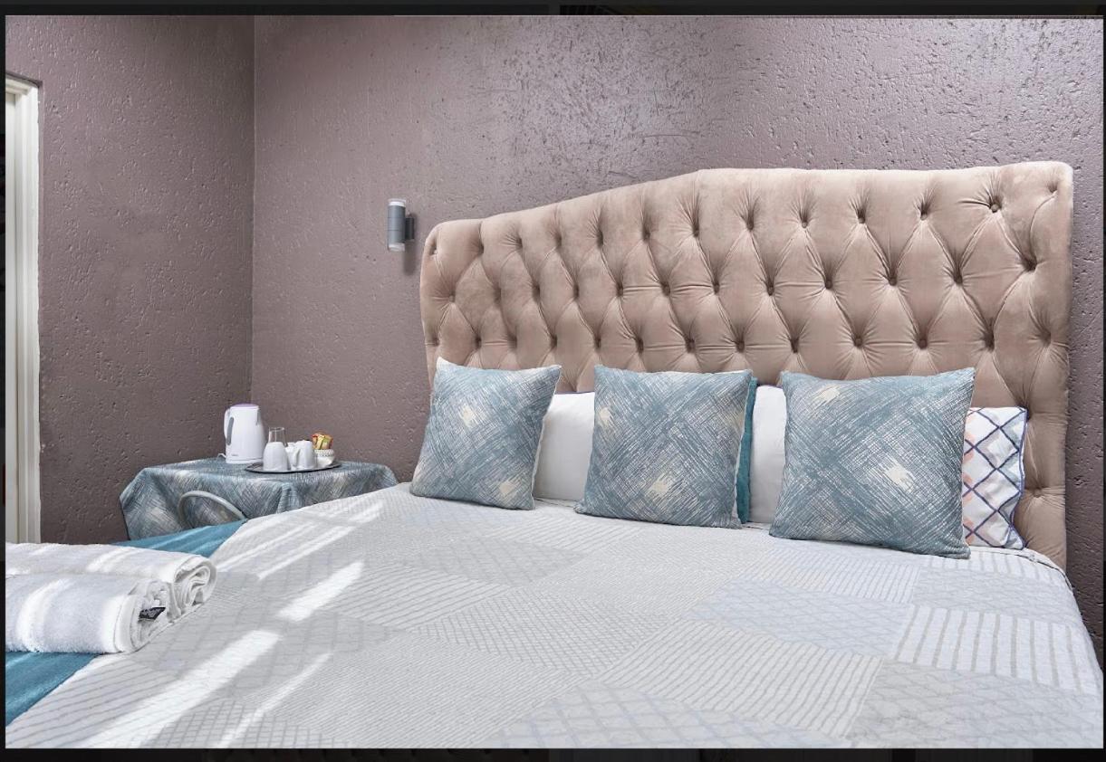 Deluxe Double Room with Shower - Photo 13