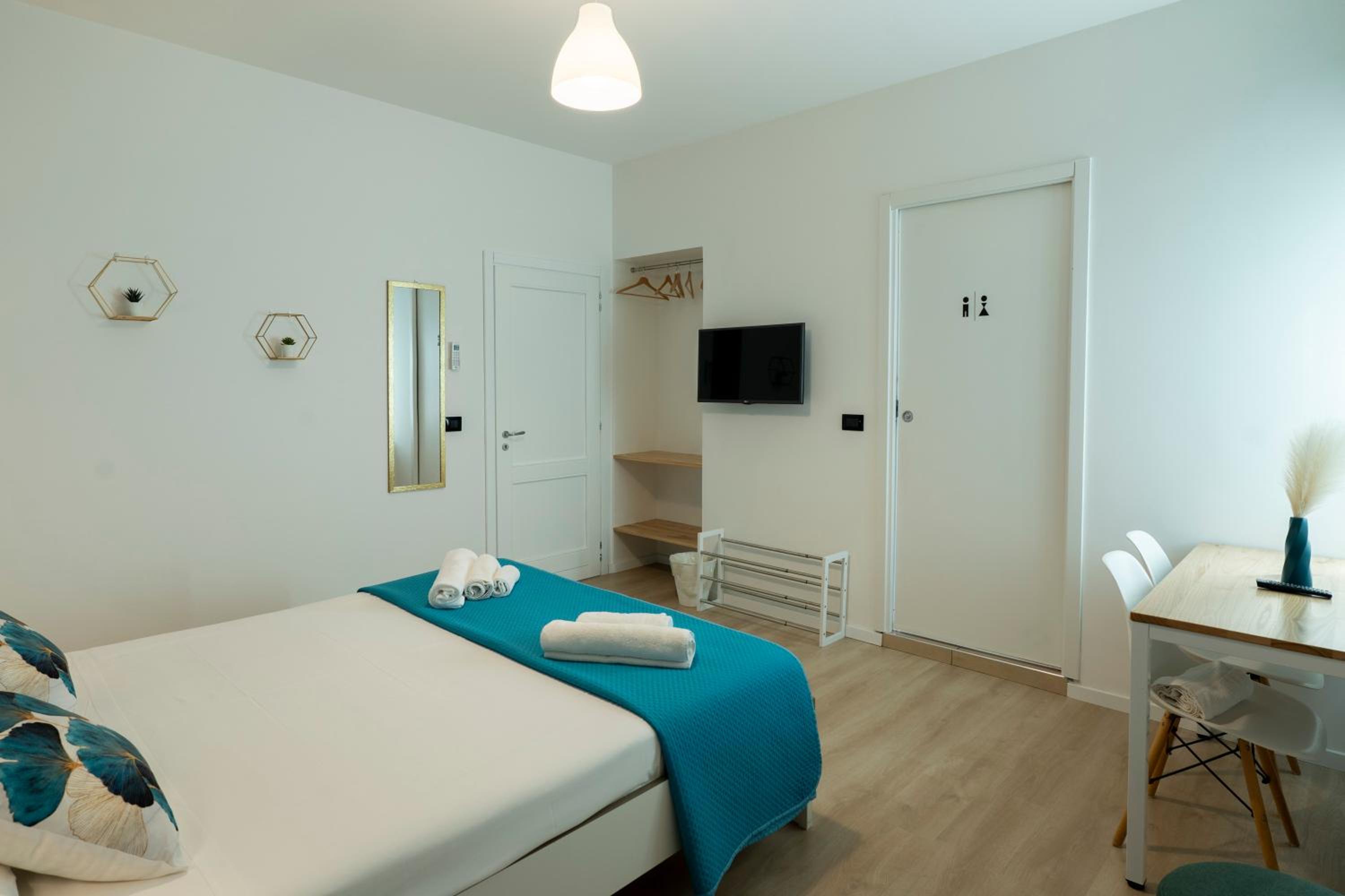Deluxe Double Room - Photo 9