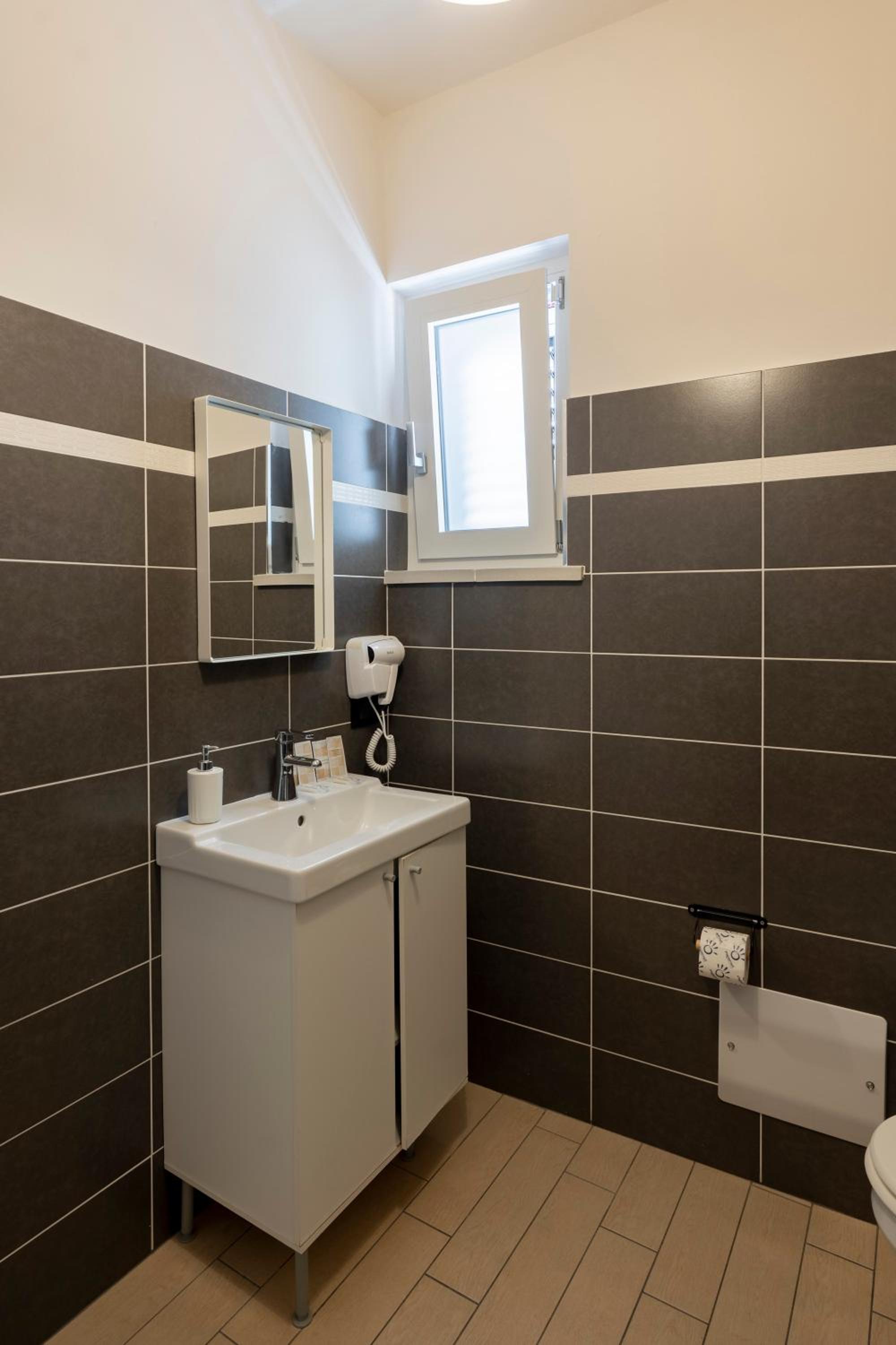 Standard Double Room - Photo 8