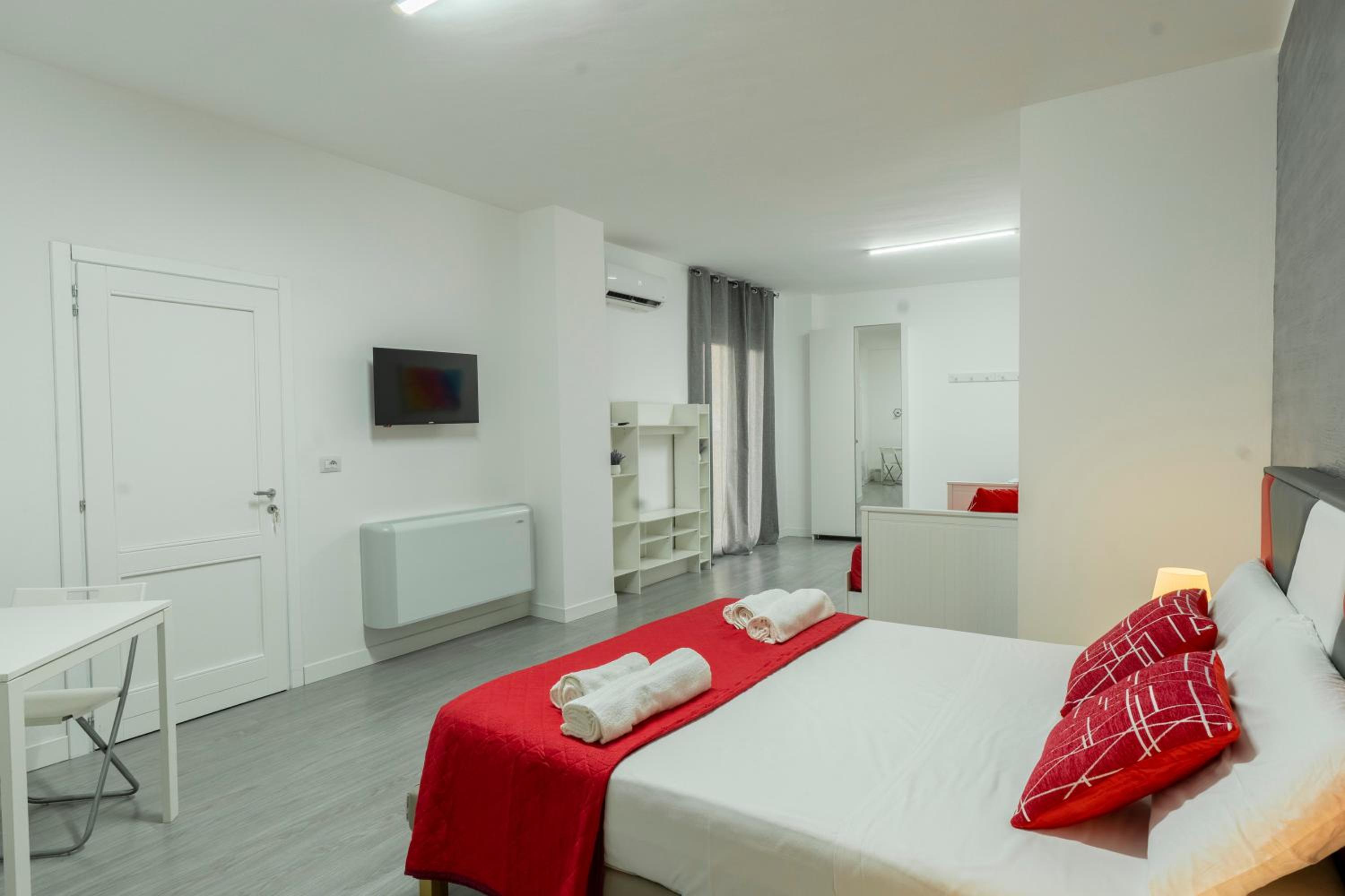 Junior Suite with Balcony - Photo 9