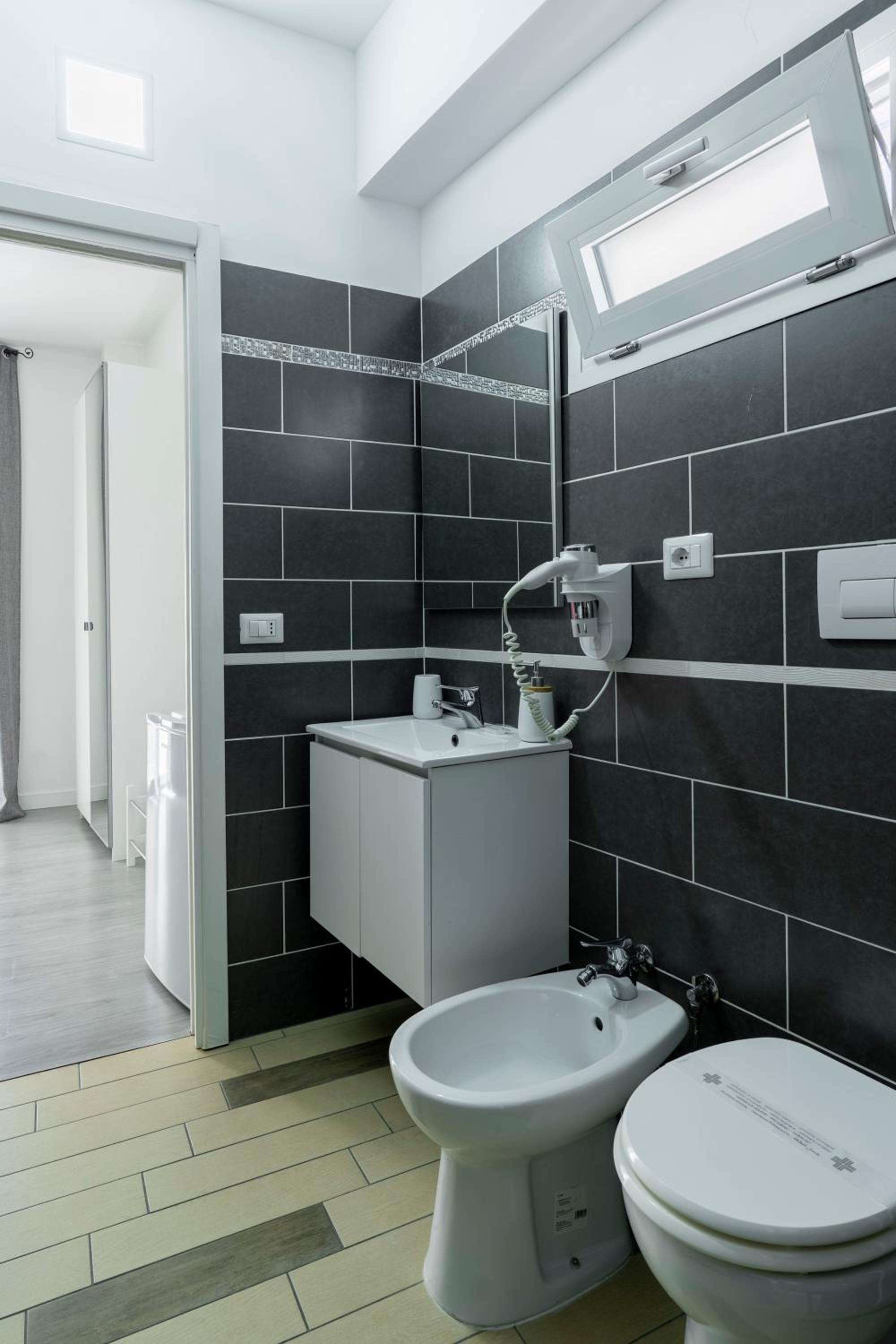 Junior Suite with Balcony - Photo 7