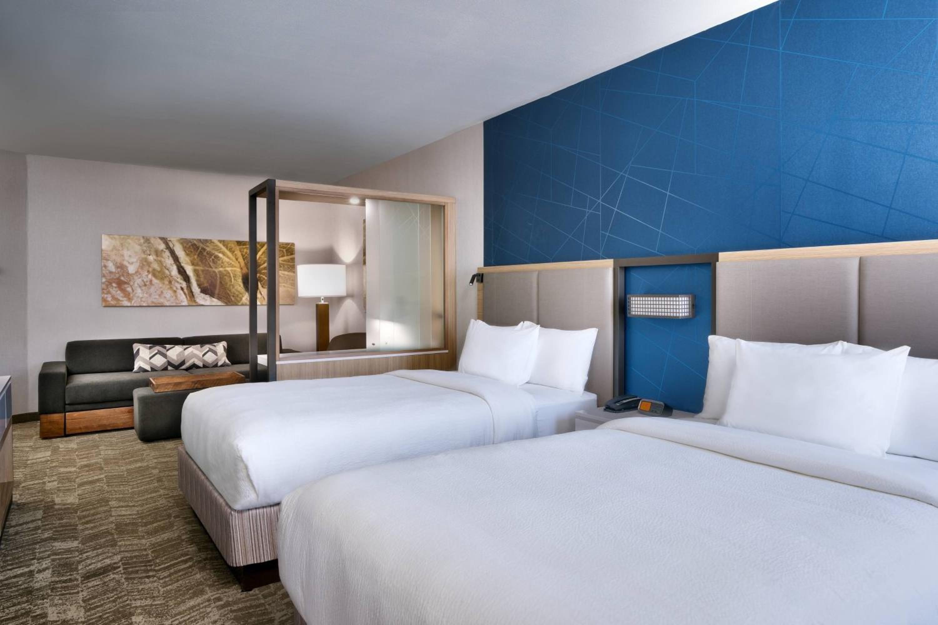 Suite with 2 Queen Trundle Beds