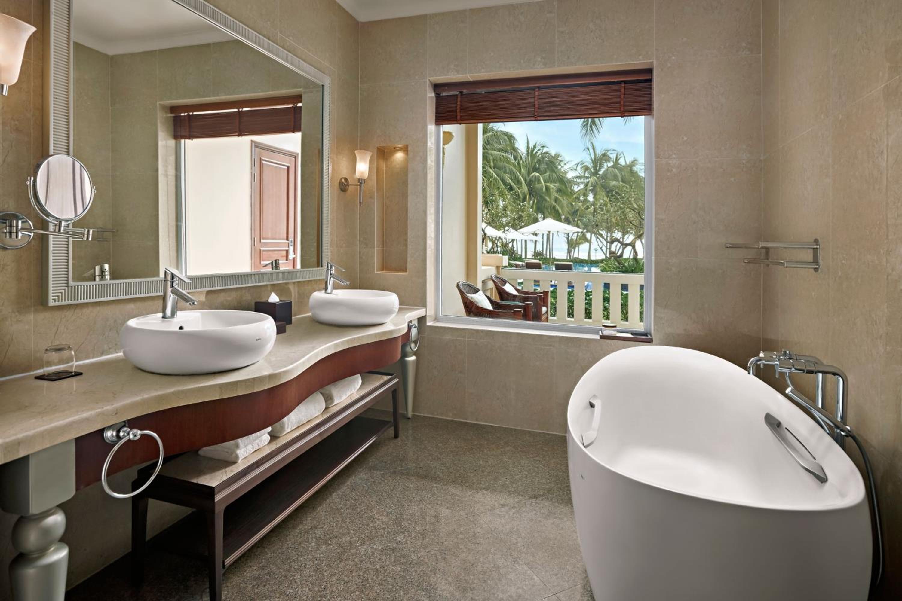 Deluxe King Room with Garden View - Photo 3
