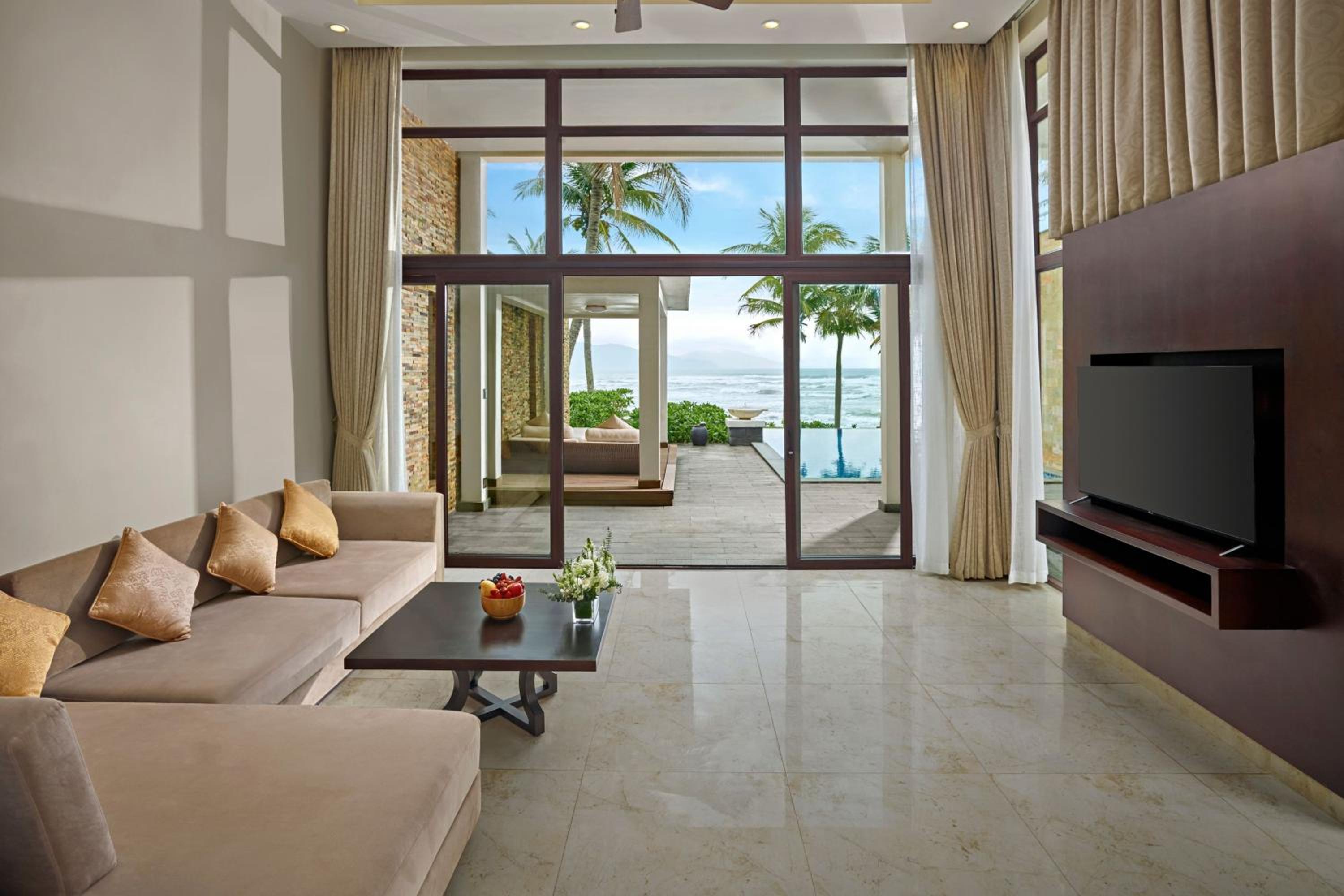 Vier-Zimmer-Villa mit Balkon und Meerblick, privatem Pool