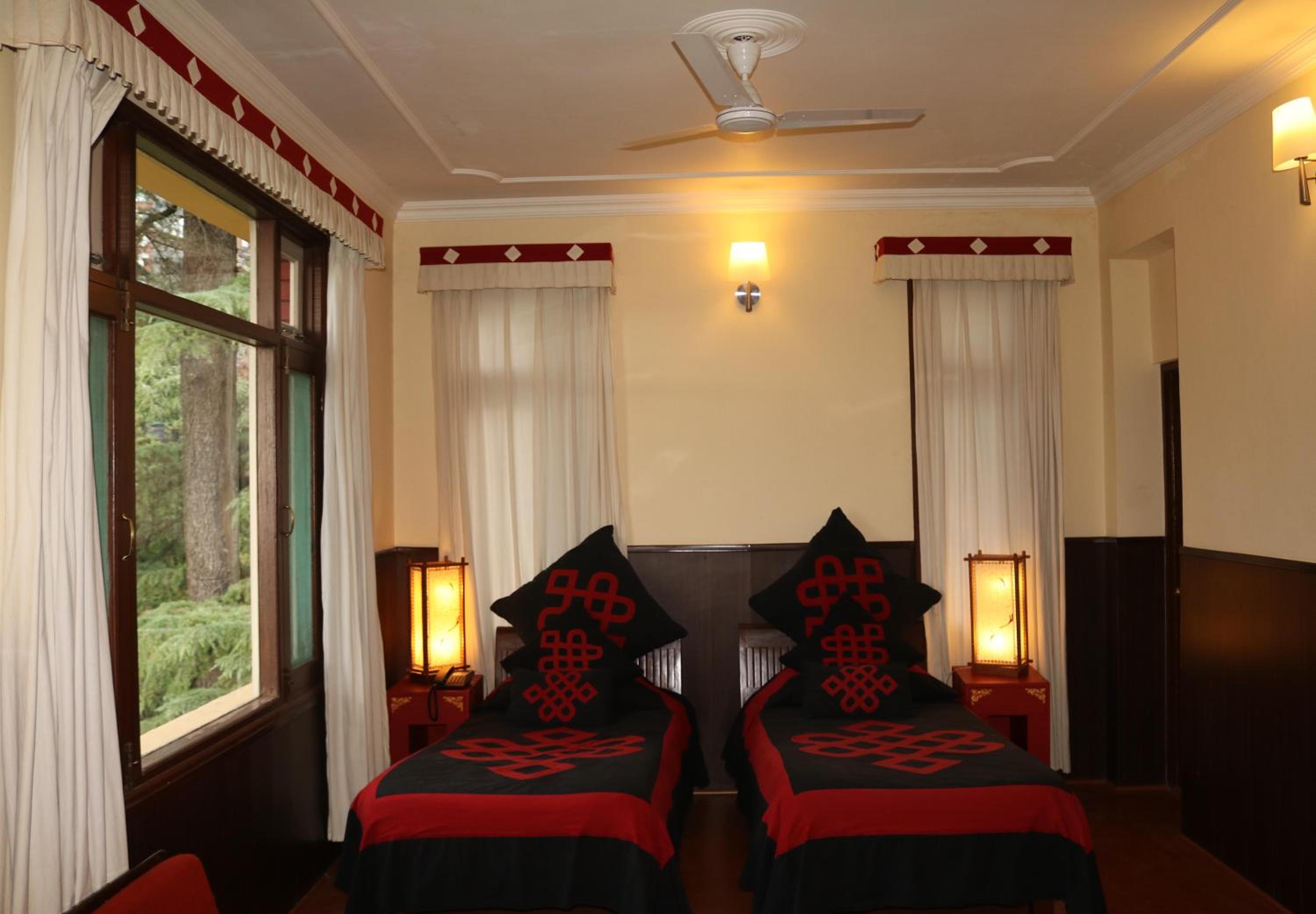 Double Room with Balcony - Photo 8