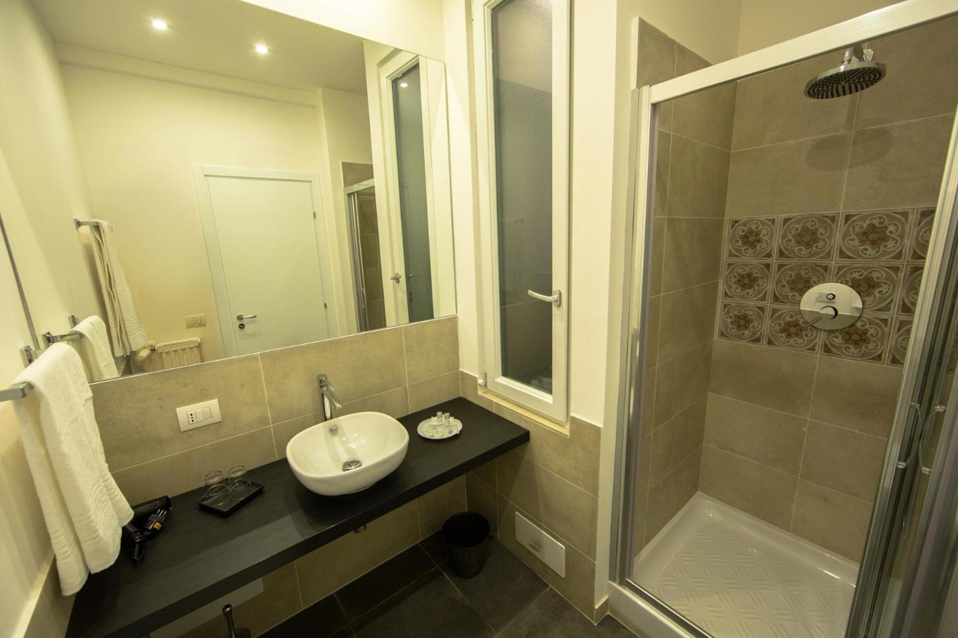 Double or Twin Room with Private Bathroom photo 2