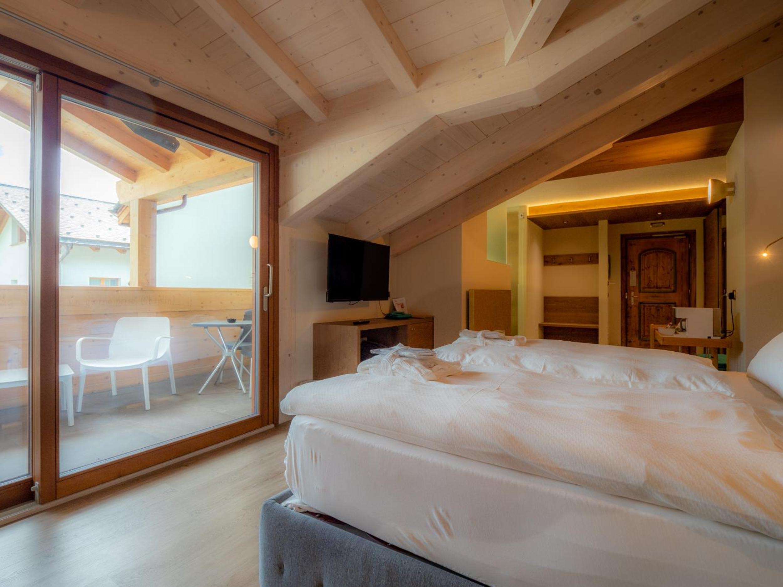 Deluxe Junior Suite - Photo 12