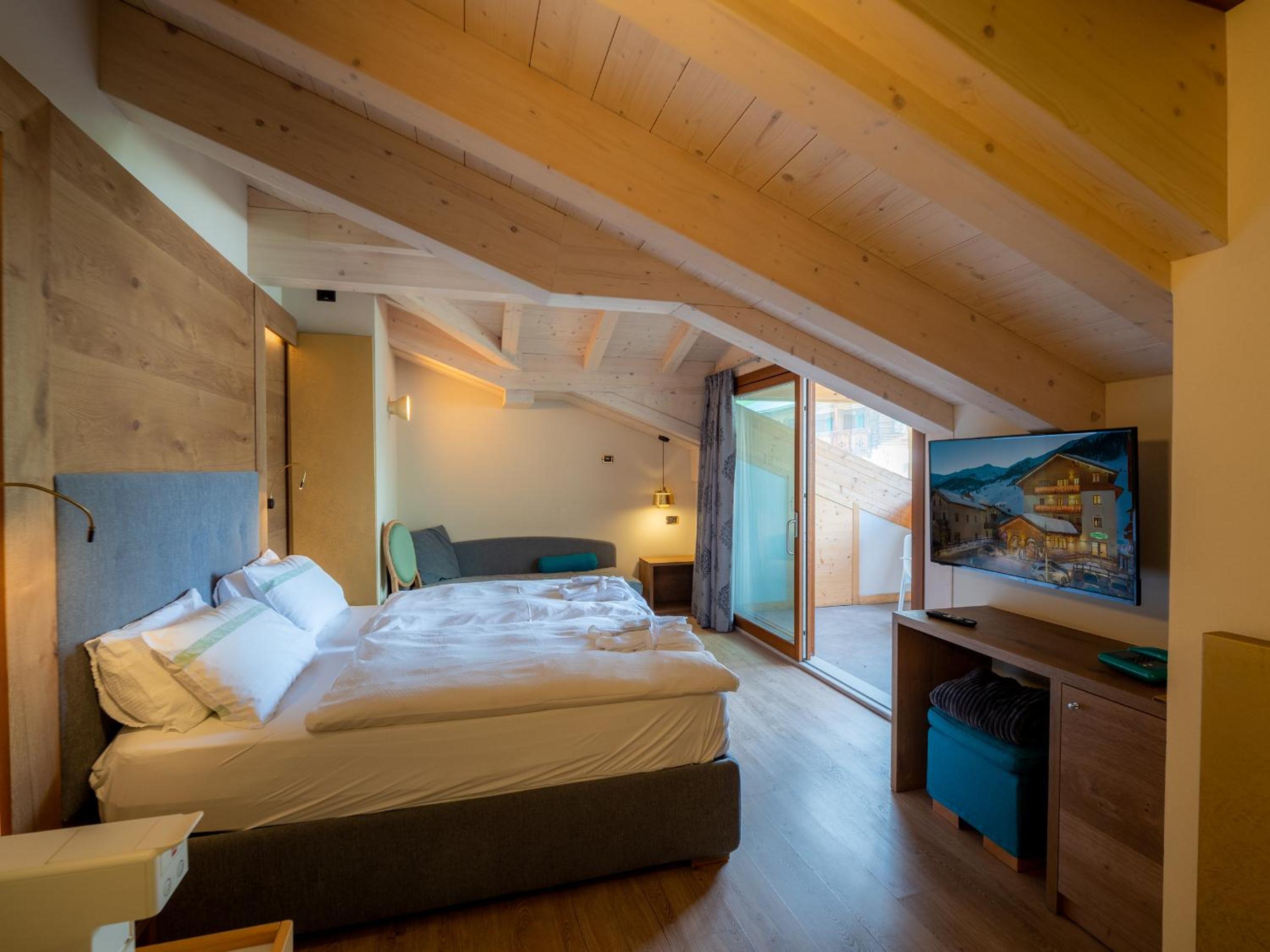 Deluxe Junior Suite - Photo 8