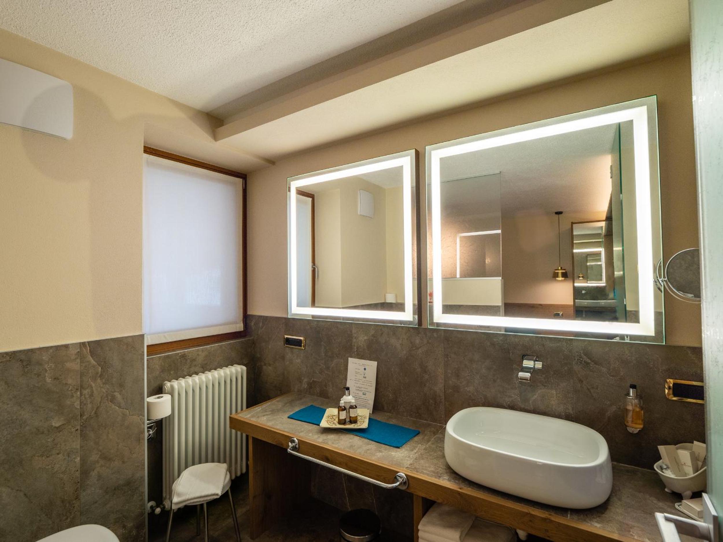 Deluxe Junior Suite - Photo 11