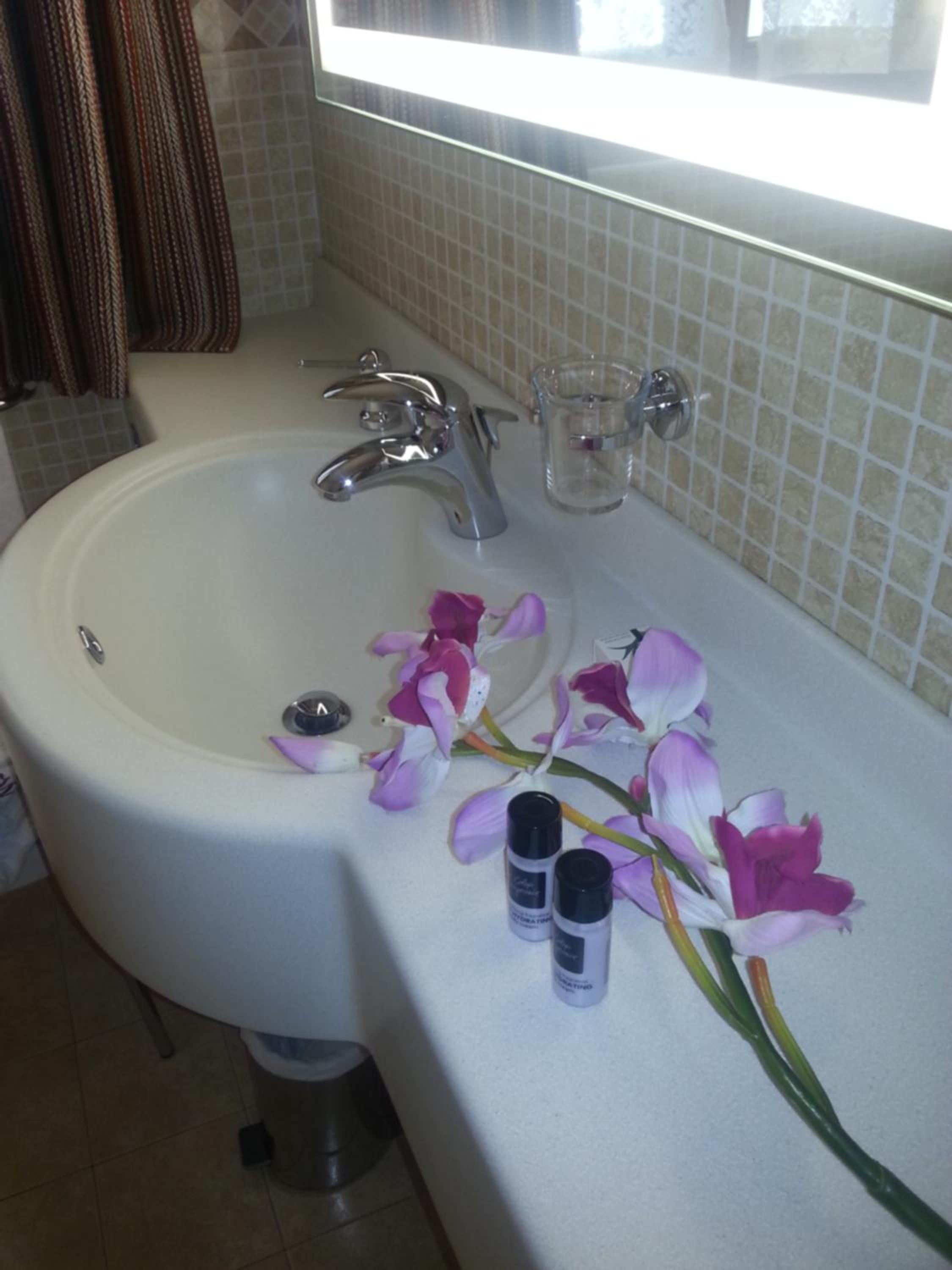 Standard Double or Twin Room - Photo 5