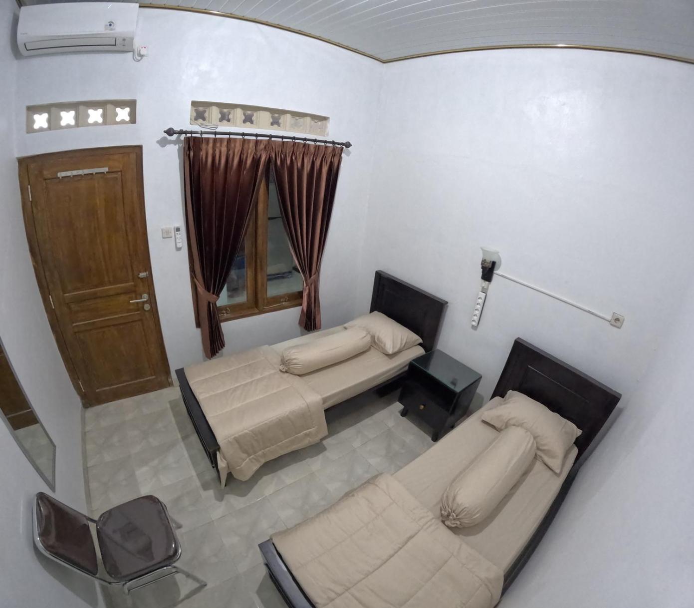 Six-Bedroom House photo 1