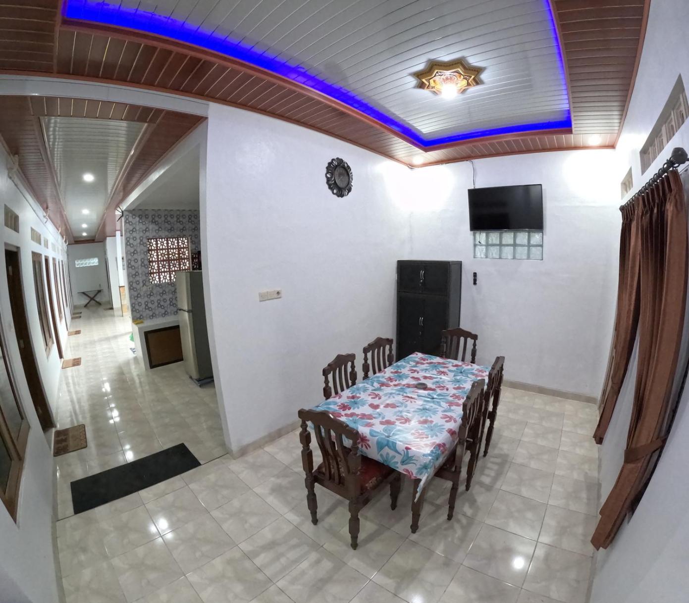 Six-Bedroom House photo 2
