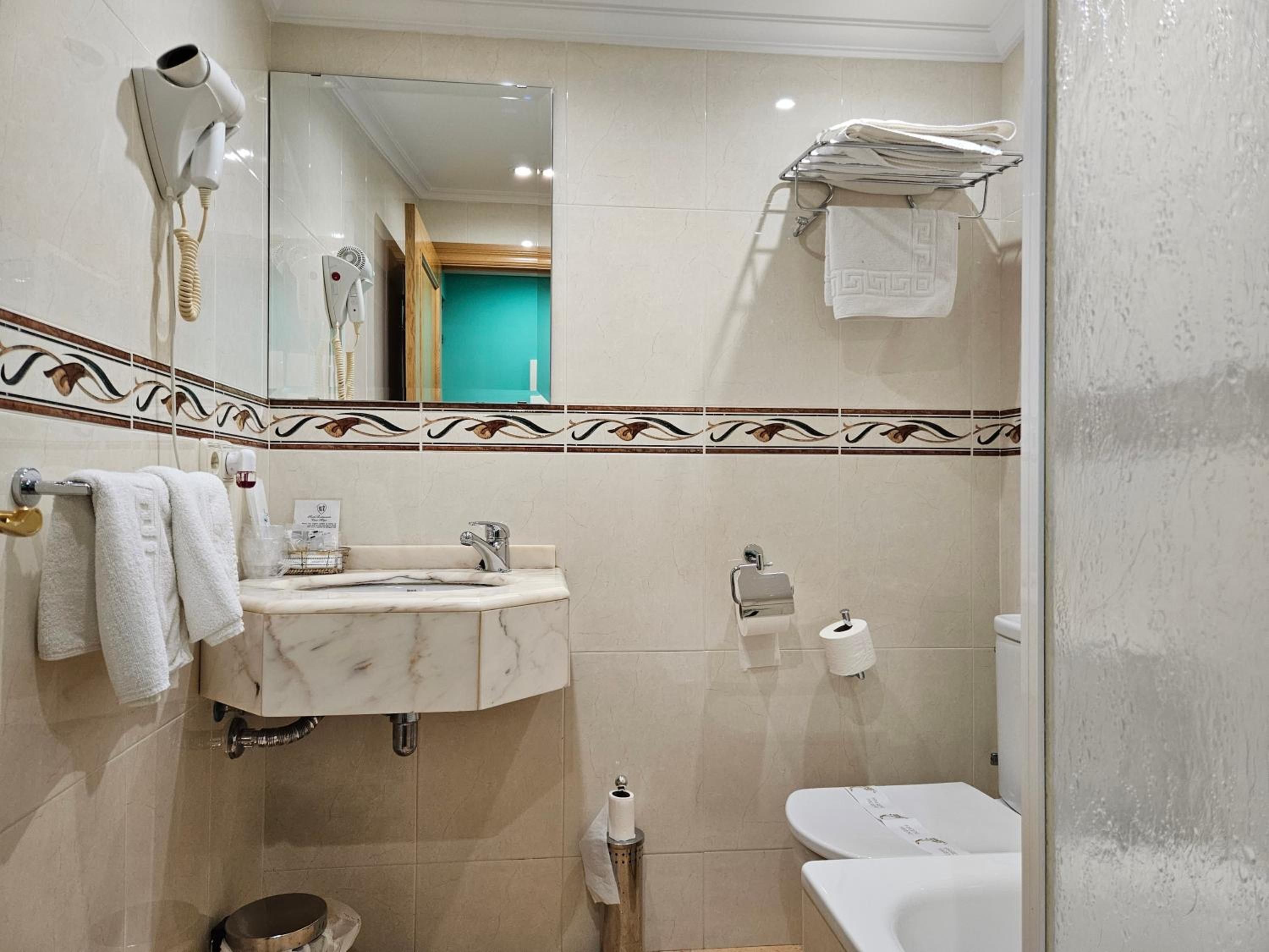 Twin Room - Photo 7