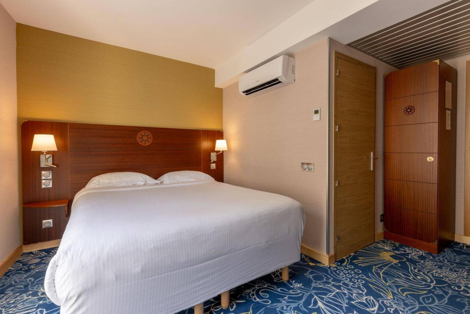 Discover Double Room with Saint Nicolas Street photo 2