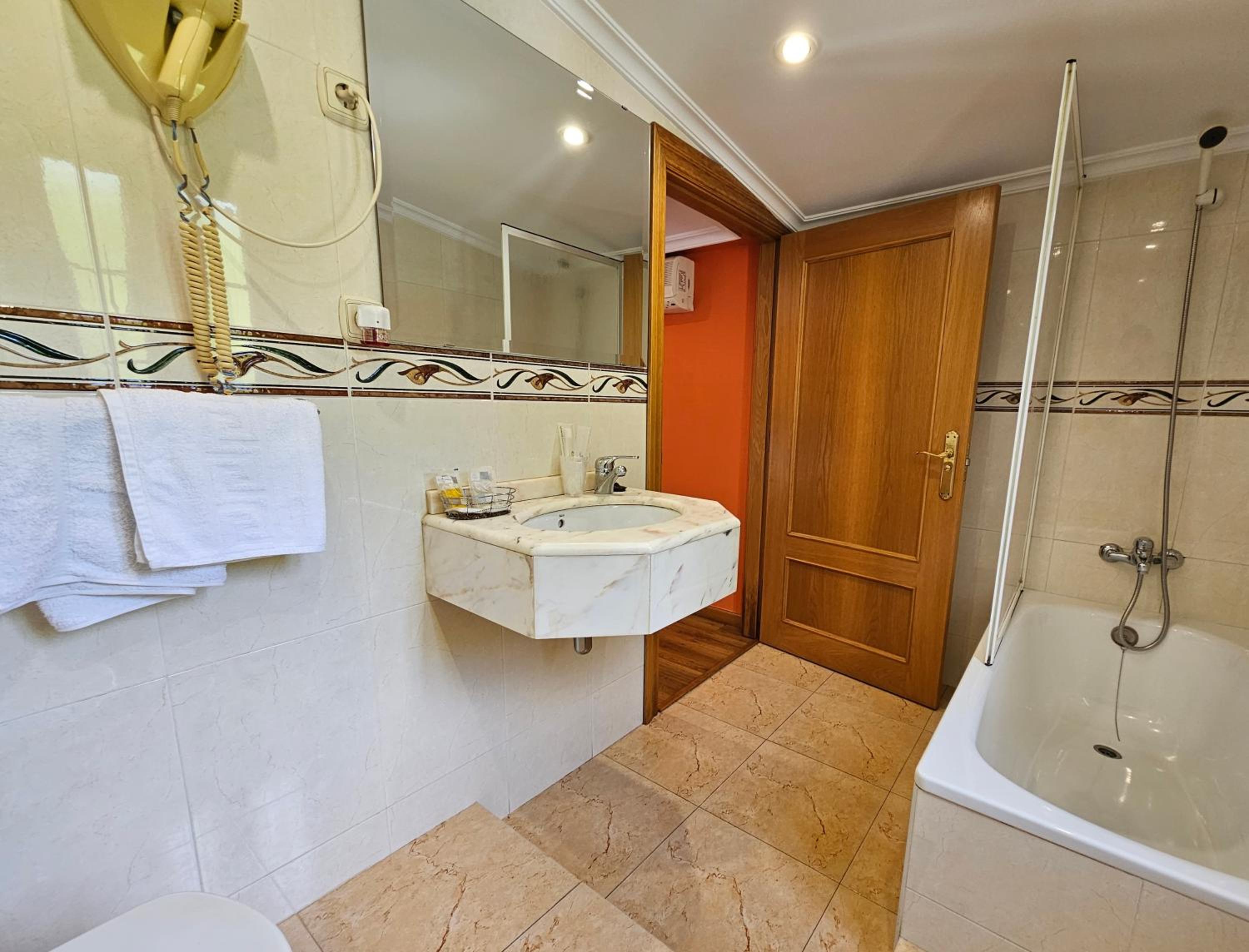 Quadruple Room - Photo 5