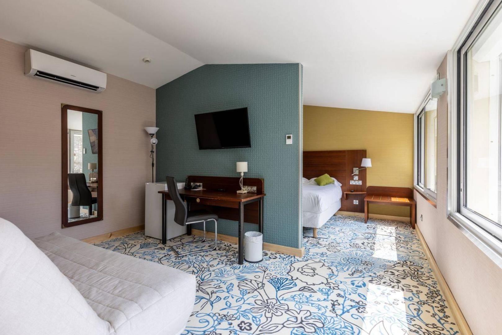 Junior Suite with Sea View or Swimming pool View - Photo 1